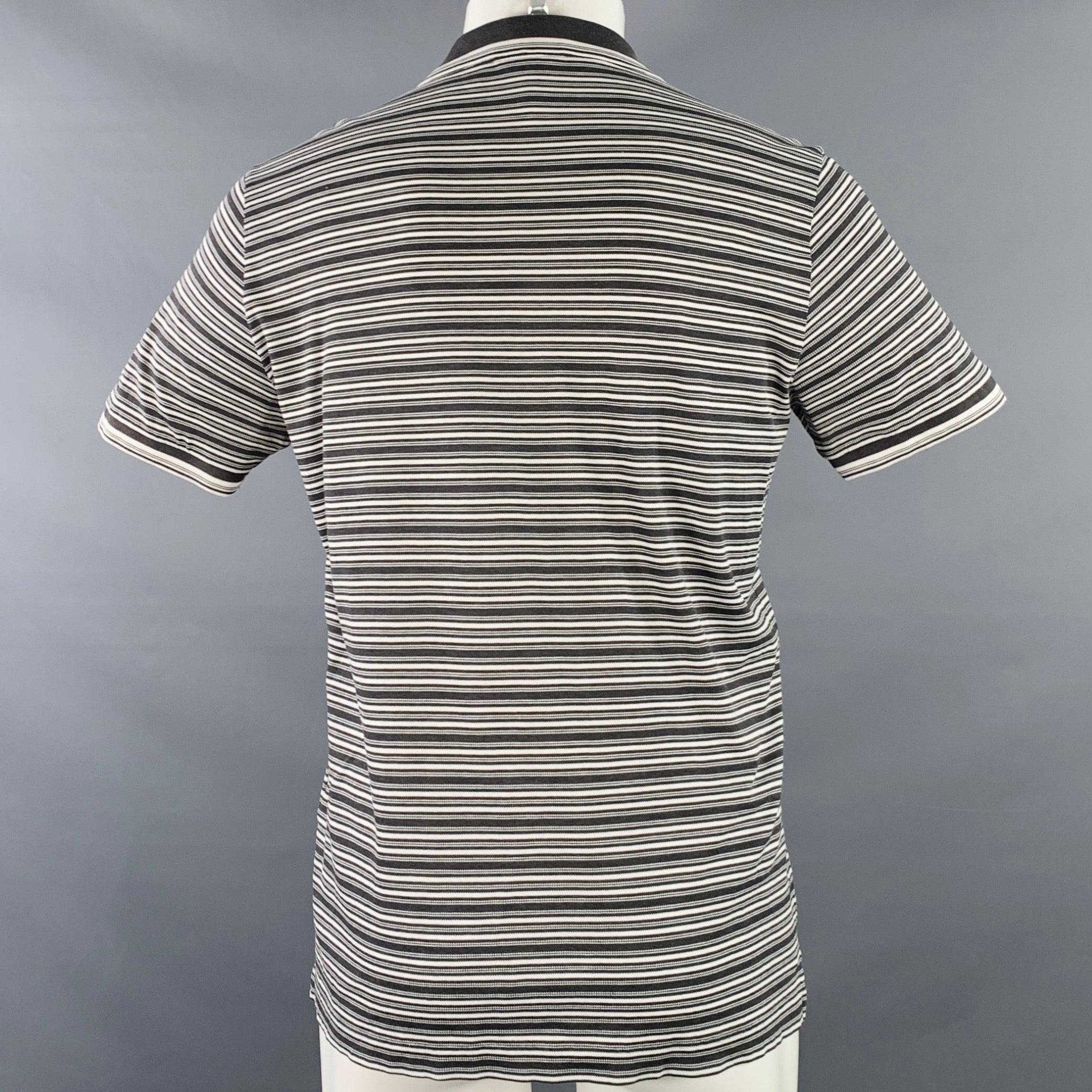 PRADA Taille M Polo boutonné en coton piqué à rayures grises et blanches Excellent état - En vente à San Francisco, CA