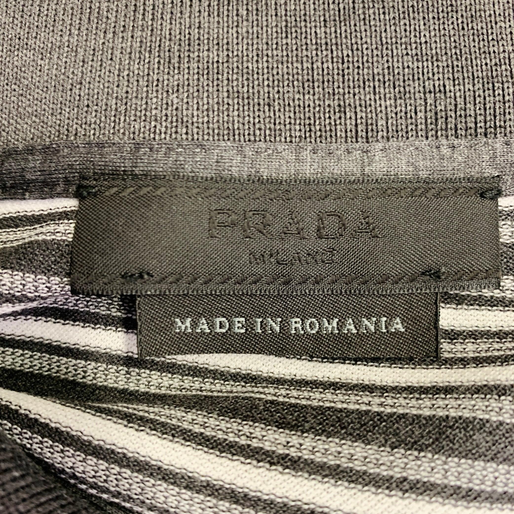 PRADA Taille M Polo boutonné en coton piqué à rayures grises et blanches Pour hommes en vente