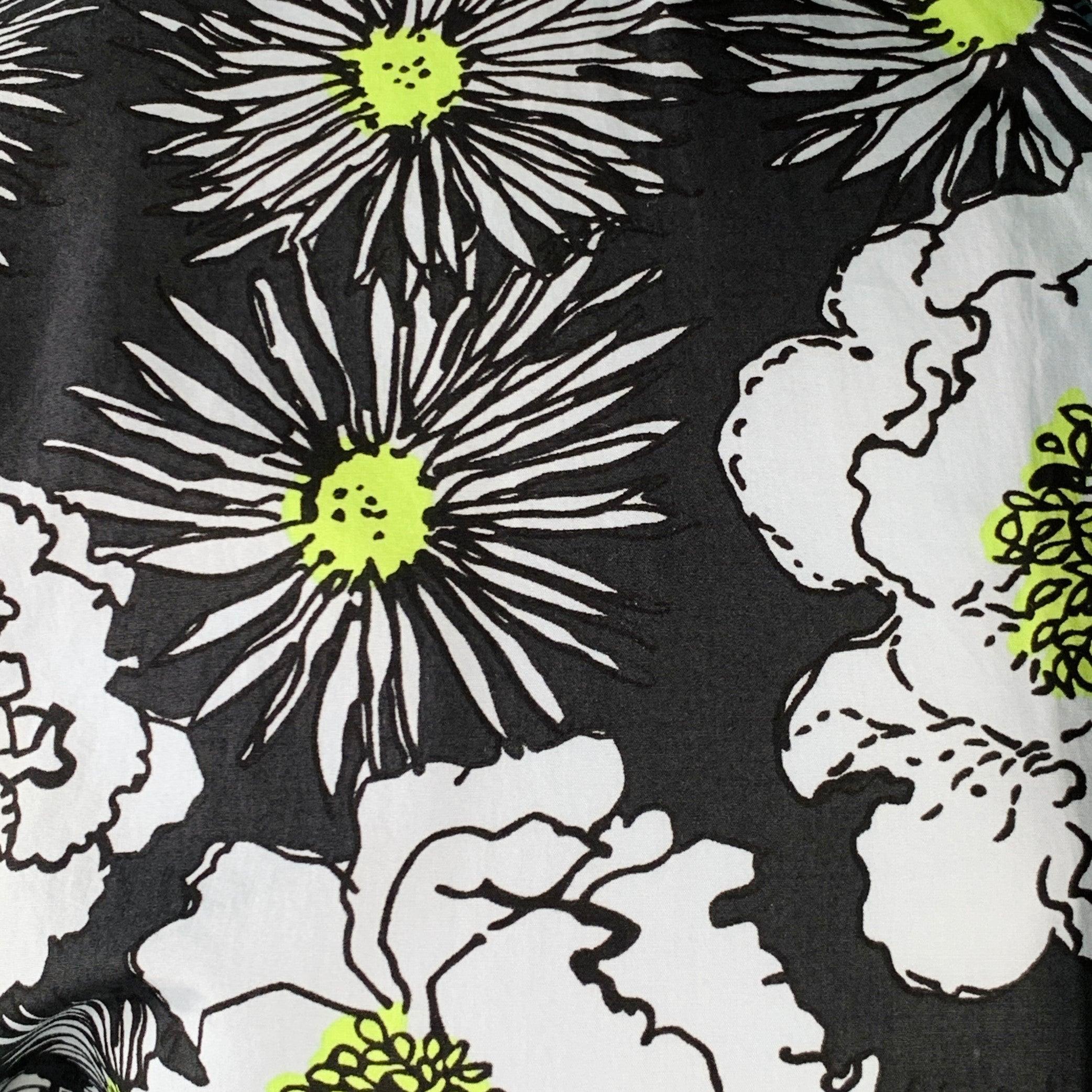 Chemise à manches courtes PRADA
en coton tissé noir, bleu et vert néon, avec un motif floral, une poche et une fermeture à boutons. Fabriqué en Italie. Excellent état. Tags enlevés. 

Marqué :   39/15.5 

Mesures : 
 
Épaule : 15.5 pouces Poitrine :