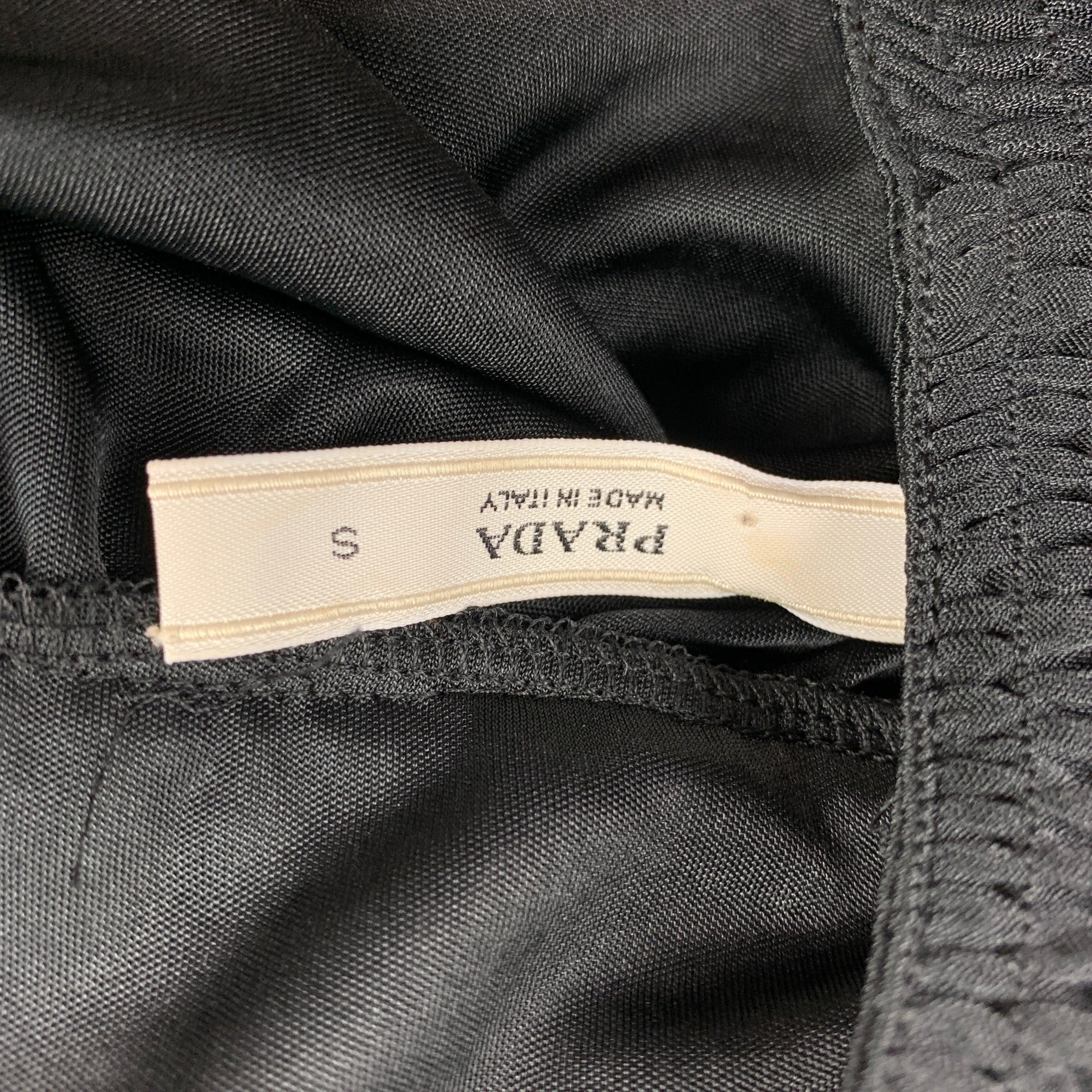 PRADA Taille S Robe ceinturée en jersey polyester noir de style bohème en vente 2