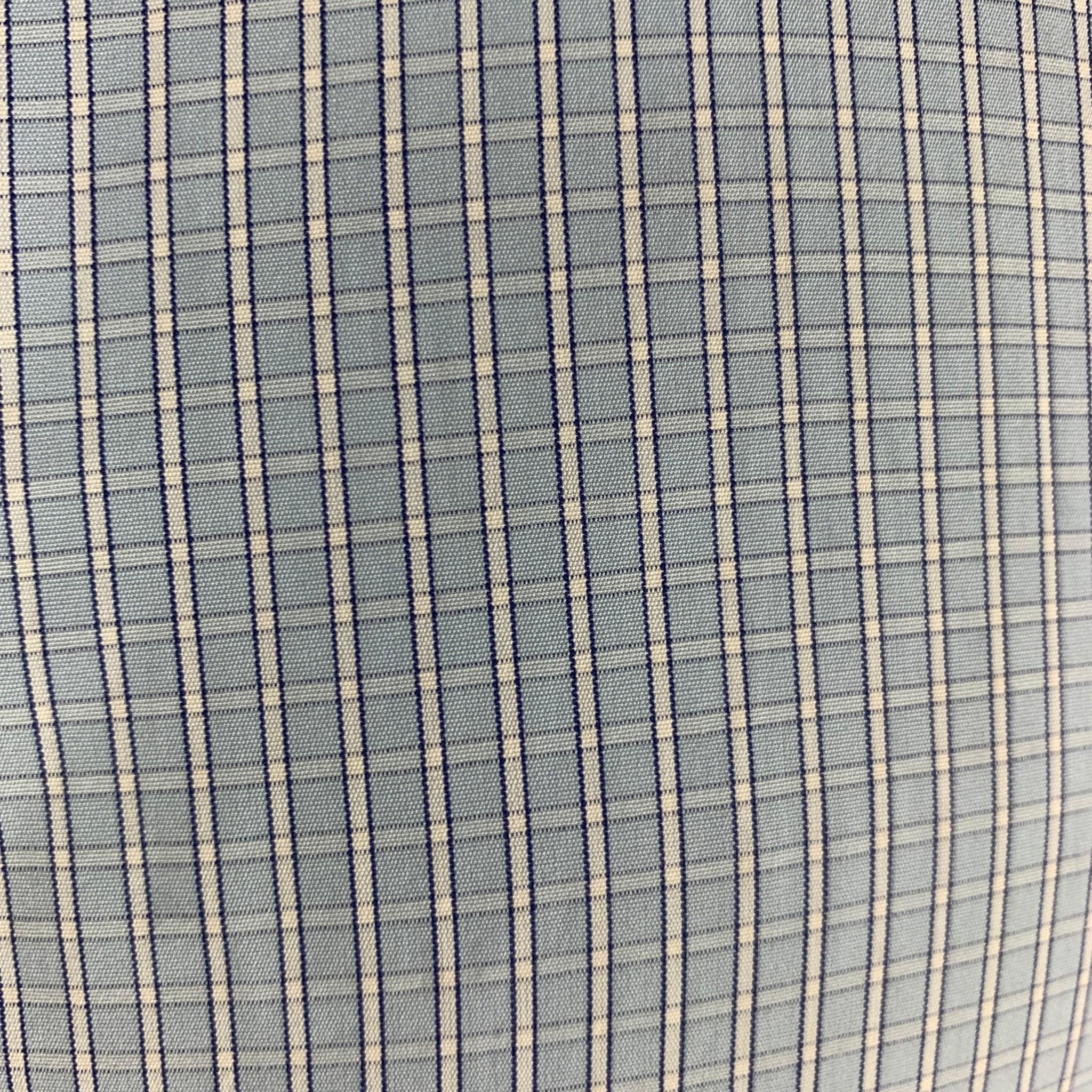 Chemise formelle boutonnée PRADA à imprimé à carreaux bleu clair et blanc, avec col ouvert et fermeture à boutons. La composition est 100% coton. Fabriquées en Italie.
Excellent état d'origine. 

Marqué :   38/15
 

Mesures : 
 
Épaule : 16 pouces