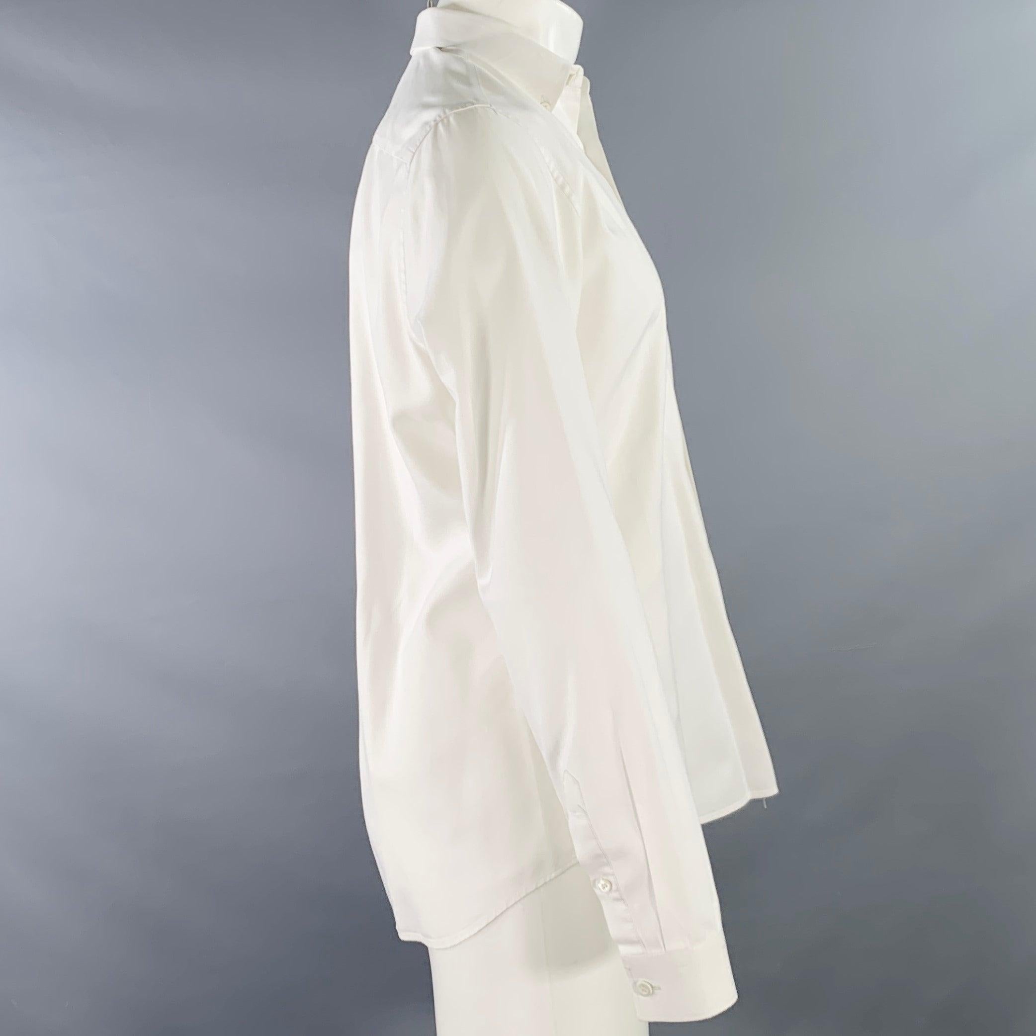 Chemise PRADA à manches longues en coton blanc tissé, avec col boutonné, une poche et une fermeture à bouton. Fabriqué en Italie. Excellent état.  

Marqué :   39/15.5 

Mesures : 
 
Épaule : 16.5 pouces Poitrine : 43 pouces Manches : 26 pouces