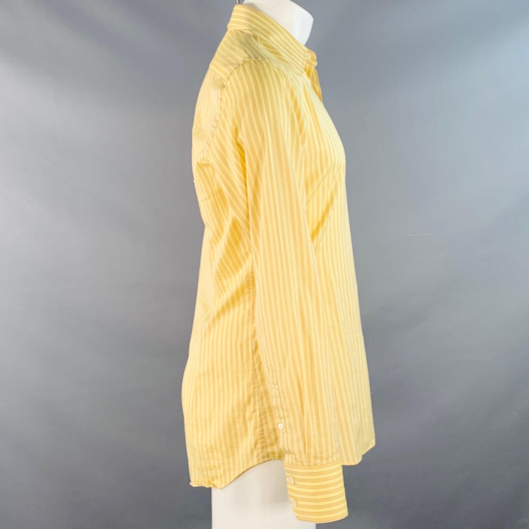 Camisa de manga larga PRADA
en tejido de algodón amarillo y mostaza con motivo de rayas,Muy buen estado de conservación. Marca menor. 

Marcado:   38/15 

Medidas: 
 
Hombro 16,5 pulgadas Pecho: 42 pulgadas Manga: 26,5 pulgadas Longitud: 31 pulgadas