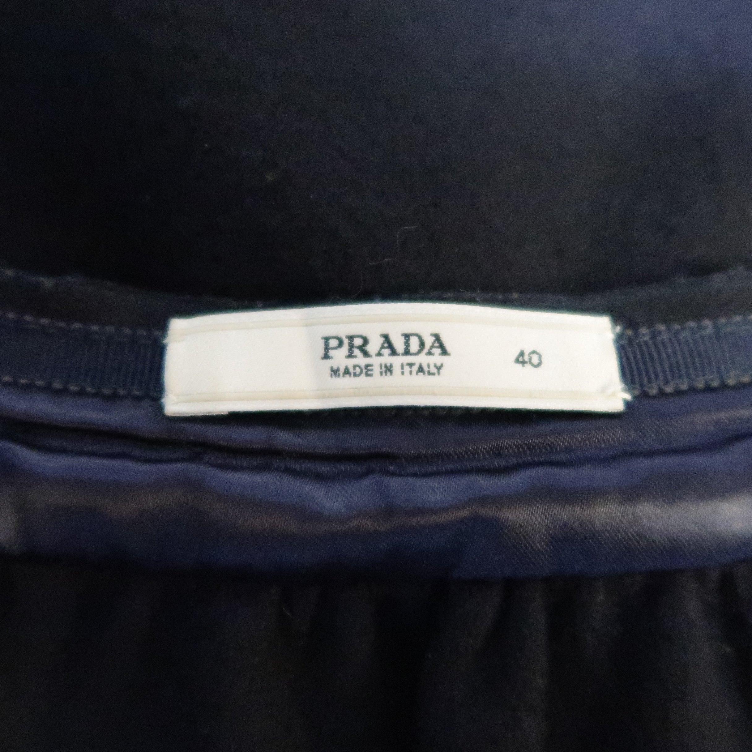 PRADA Taille US 4 / IT 40 Jupe circulaire froncée en laine vierge noire en vente 1