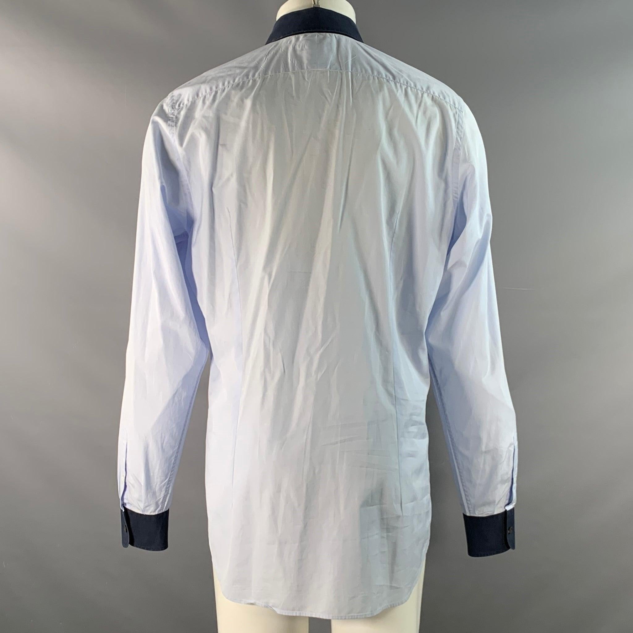 Grigio Prada Taglia XL Camicia a maniche lunghe in cotone blu chiaro con abbottonatura lunga in vendita