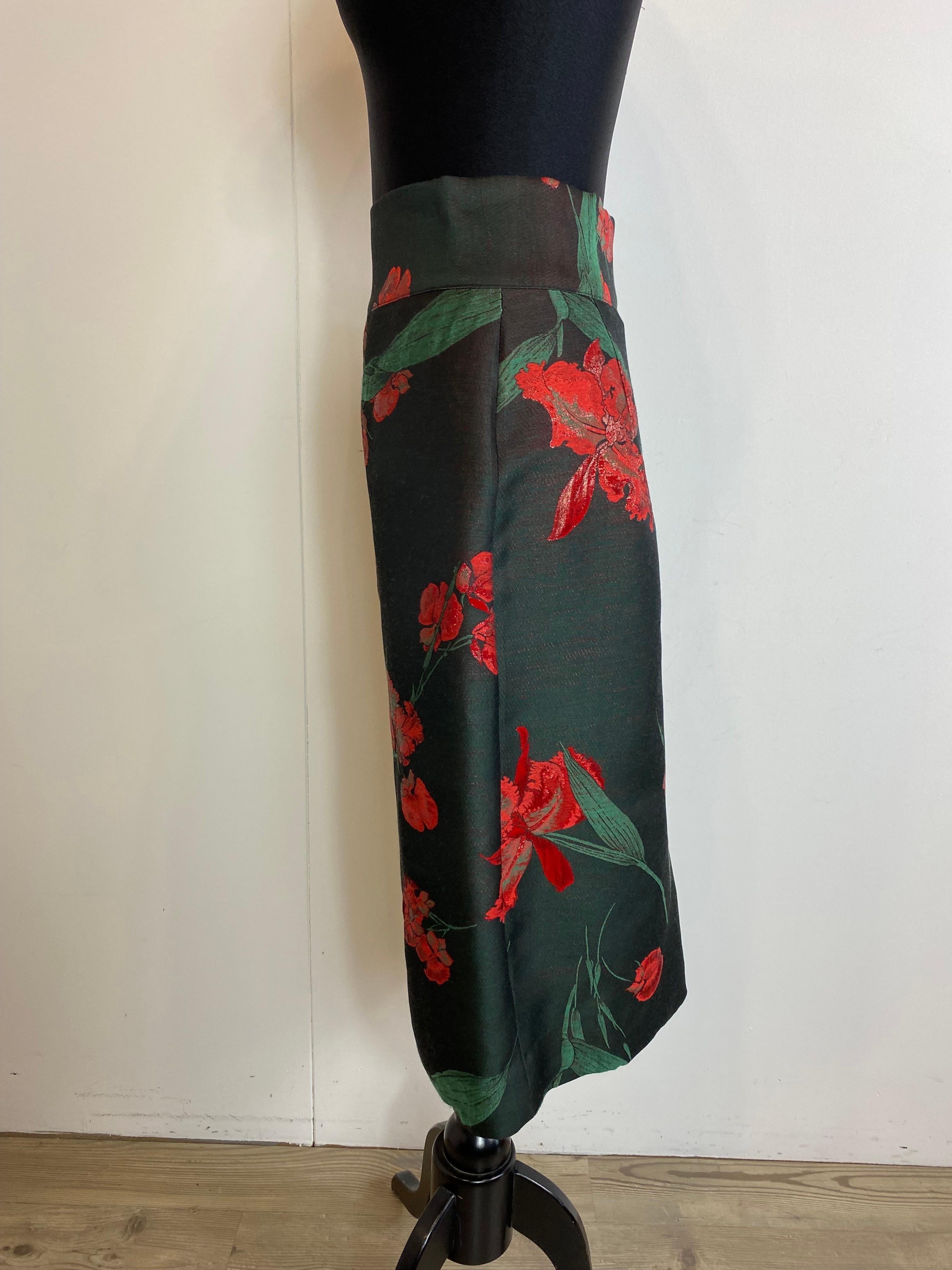 Prada skirt in green and red brocade.
Invisible zip in the center back.
Lined
In perfect condition
Size 44
Waist 36 cm
Hip 49 cm
Length 72 cm