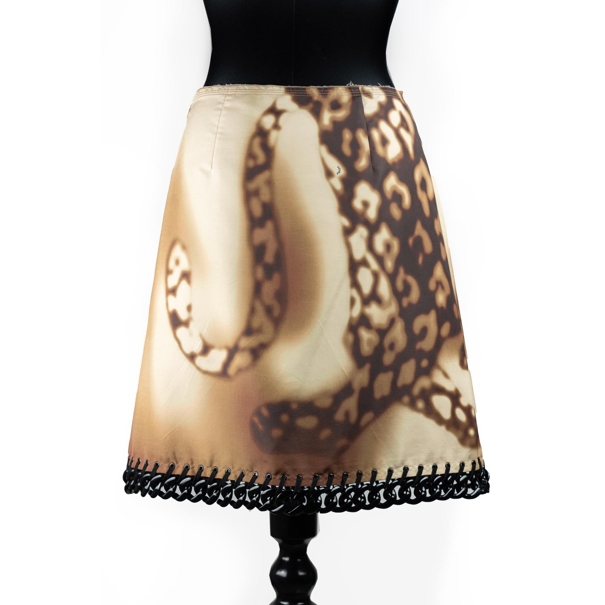 Prada midi skirt.
From 2009 Resort collection. Look 23.
Featuring a leopard print’s roar (the snout on the front and the tail on the back),
a plastic black chain as detail-jewel and a side closure zip.
Size 38 IT.
Measurements:
Waist: 37 cm
Length: