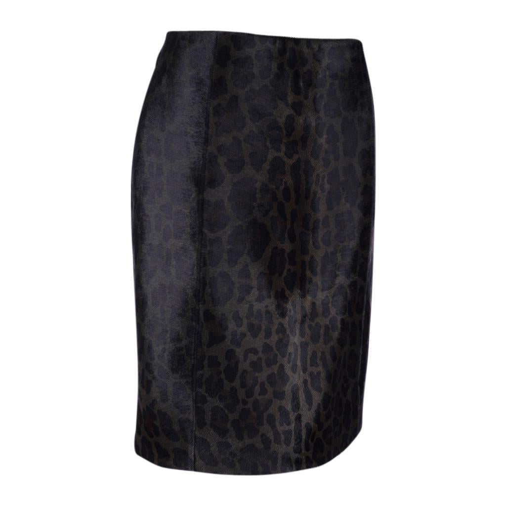 Guaranteed authentic Prada leopard print calf hair skirt with rich gloss. 
Stitch detail for seams skirt.
Hidden side zip.
Rear vent.
NEW or NEVER WORN.  
final sale

SIZE  40
USA SIZE  6

SKIRT MEASURES:
LENGTH  22