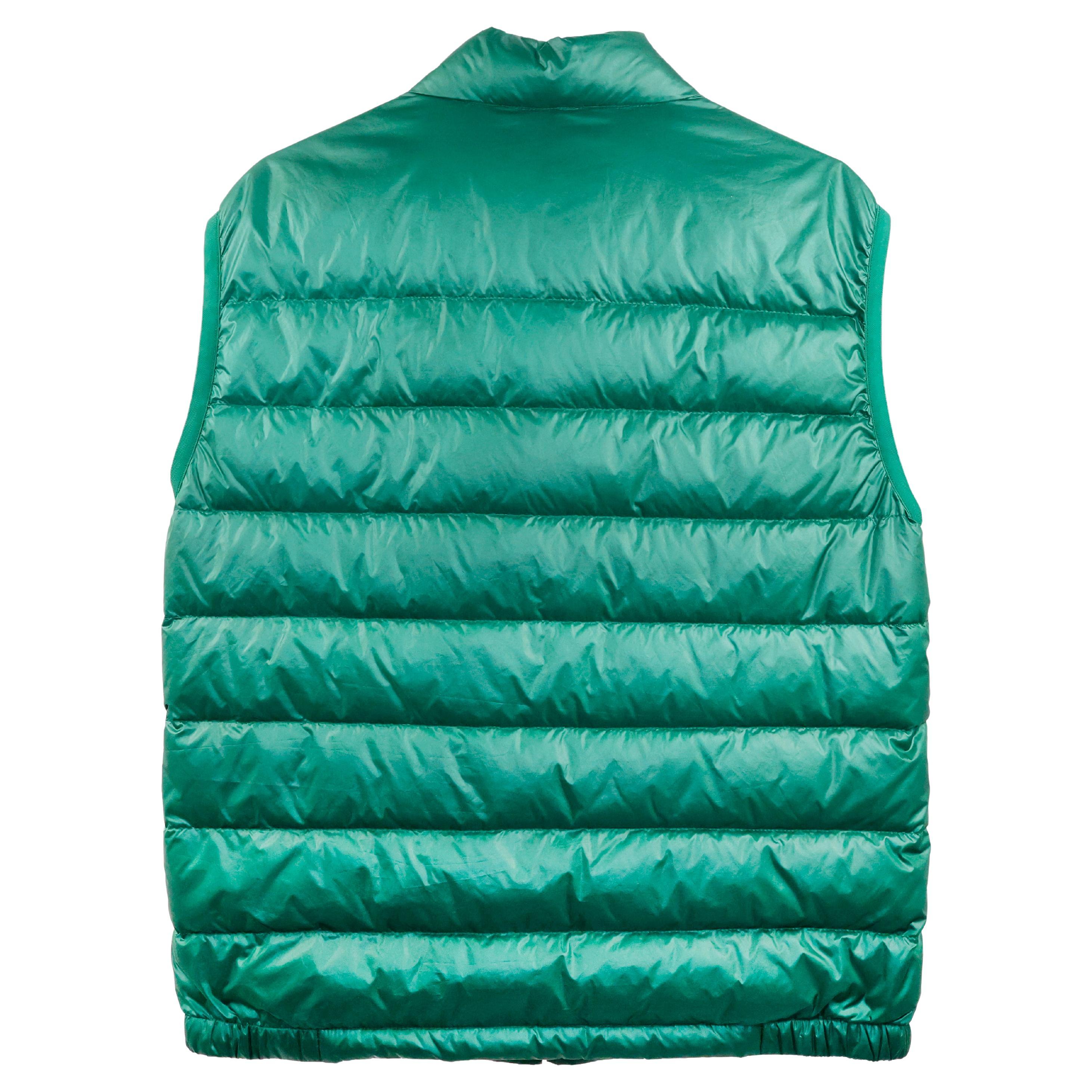 Prada sleeveless puffer jacket in nylon color green, size 50 IT. Unisex.


Condition:
Really good.


Packing/accessories:
Hanger.