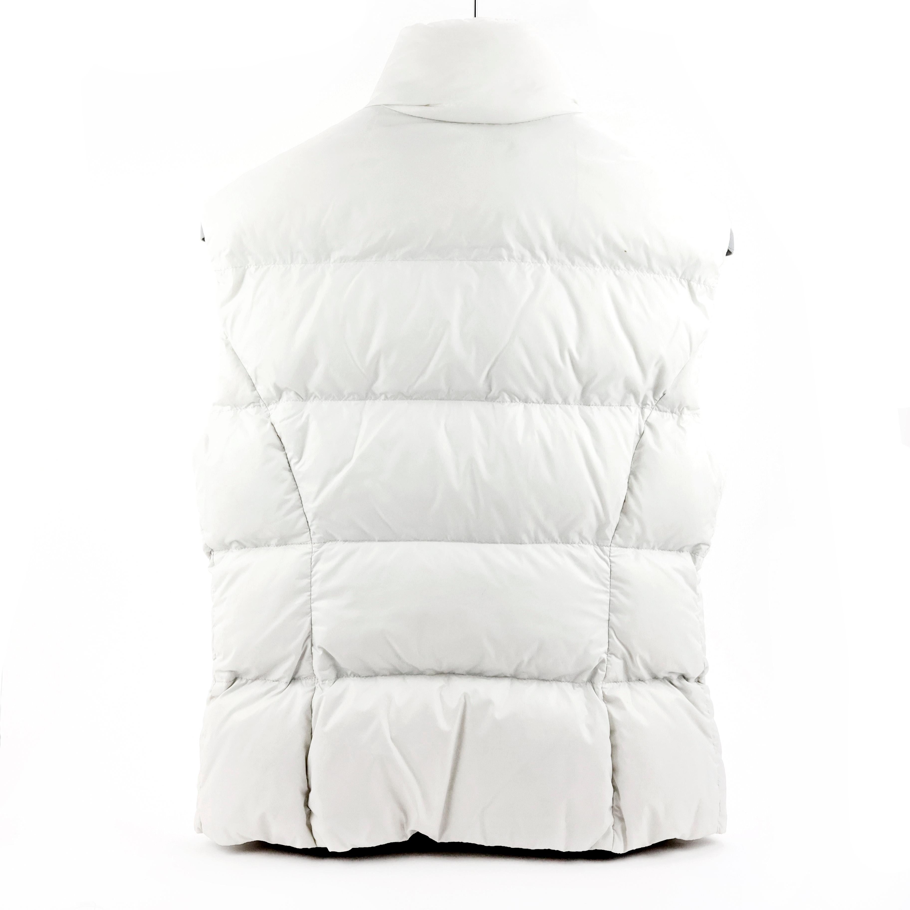 Prada sleeveless puffer jacket in nylon color white, size 42 IT. 

Condition:
Really good.

Packing/accessories:
Hanger.