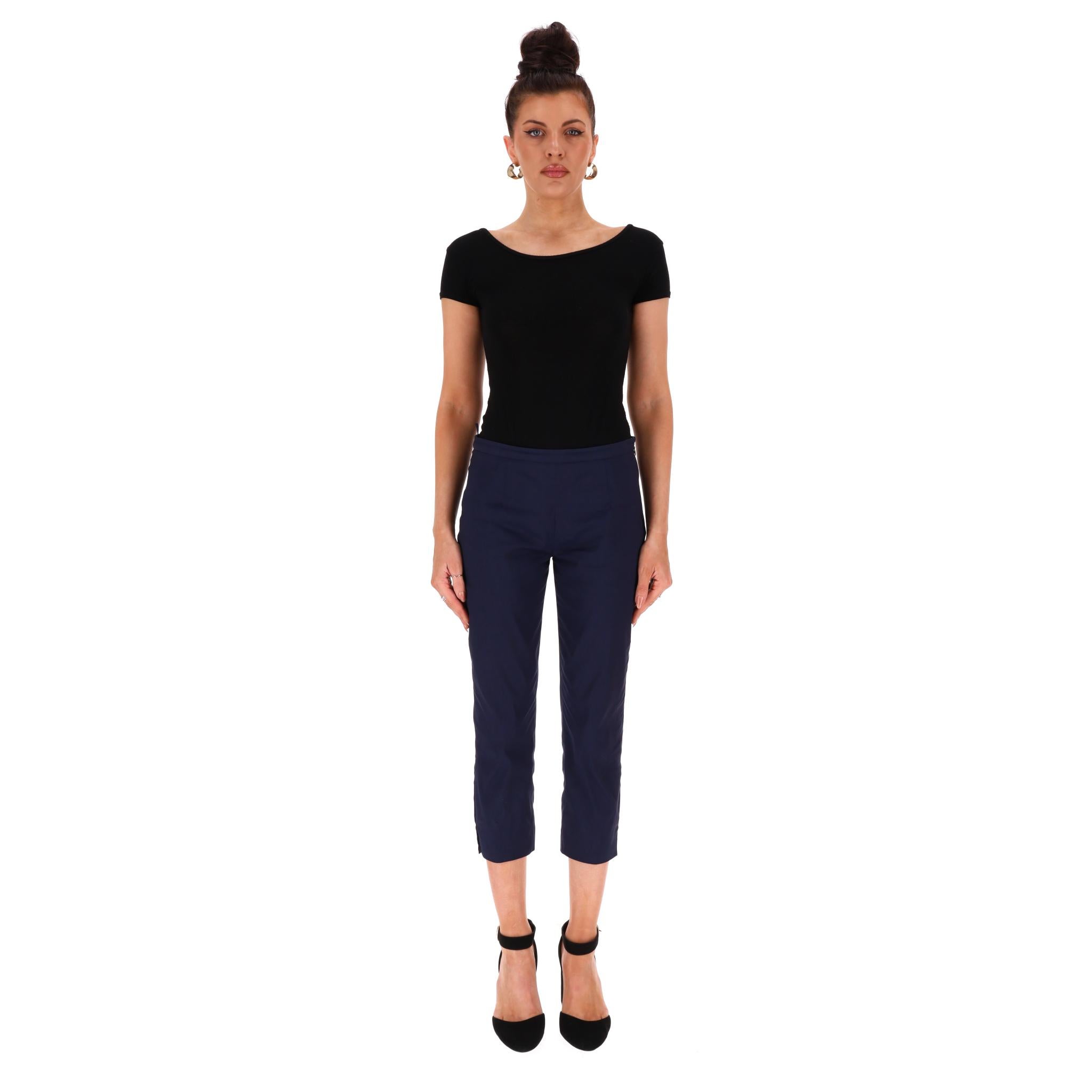 Pantalones de algodón Prada Slim-Fit Cropped

Pantalón azul marino diseñado con una pernera estrecha y recortada.

Con cremallera lateral, bolsillos y el característico logotipo del triángulo en la parte trasera.

Precio aprox. 970

Talla -