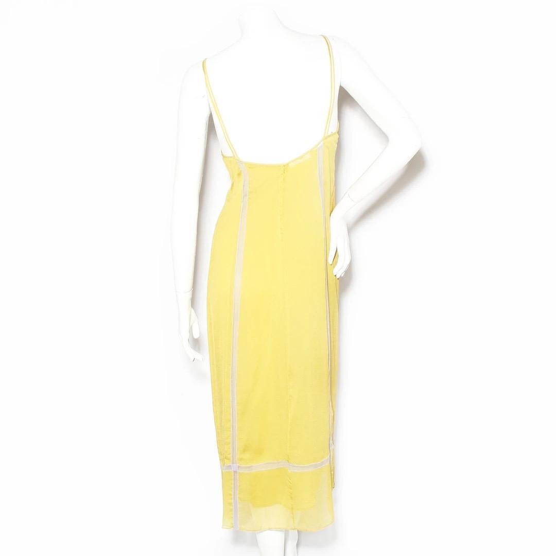 Prada Chiffon-Slipkleid 
Herbst/Winter 1996 
Blick 56 auf Trish Goff 
Hergestellt in Italien 
Chartreuse-Crinkle-Chiffon 
Lavendel Tüll Netzeinsätze Details 
Chartreuse Chiffon unter Slip 
Dünne Riemen im Tank-Stil 
Durchsichtige Schnappverschlüsse