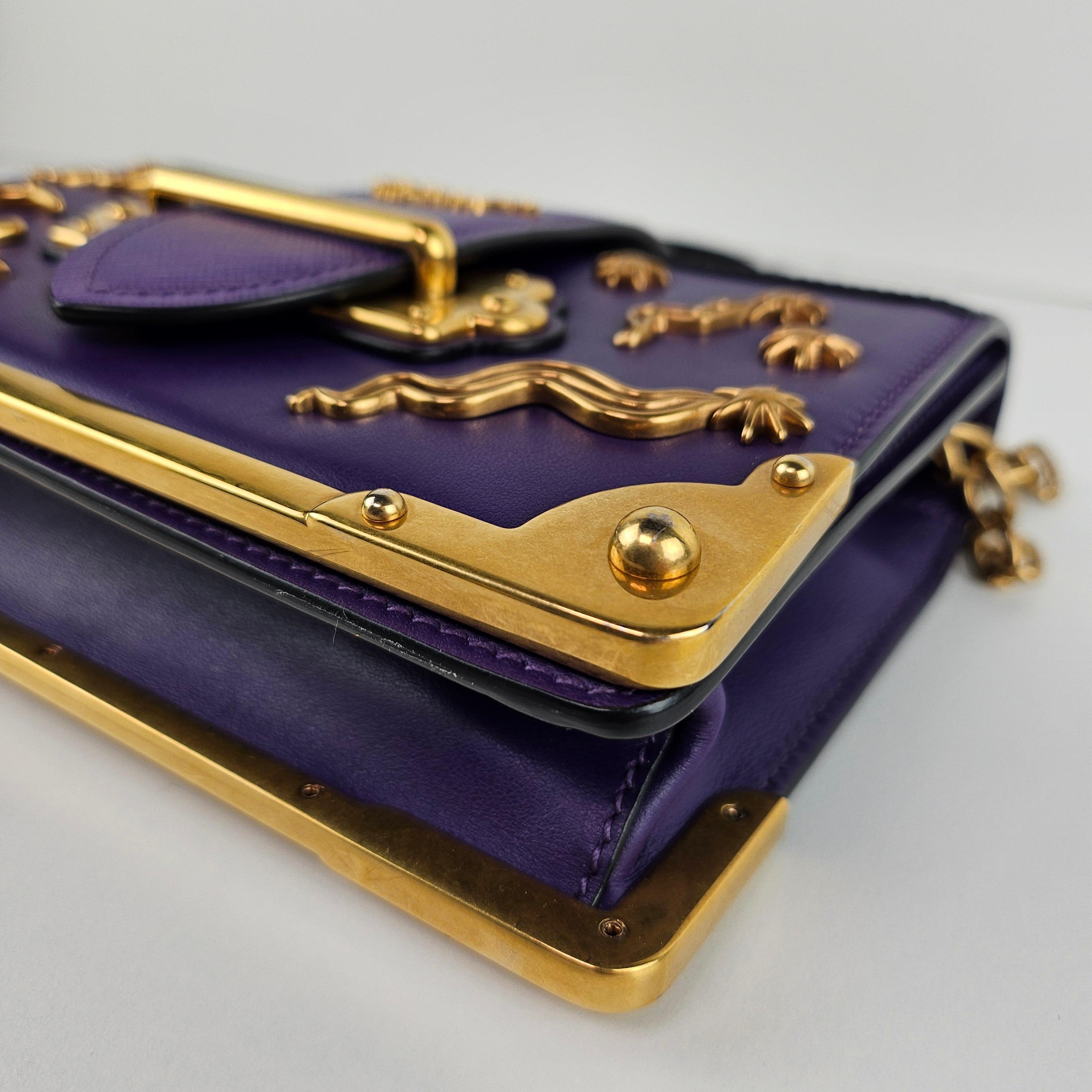 Prada - Petit sac à bandoulière en cuir violet Astrology Cahier en vente 1