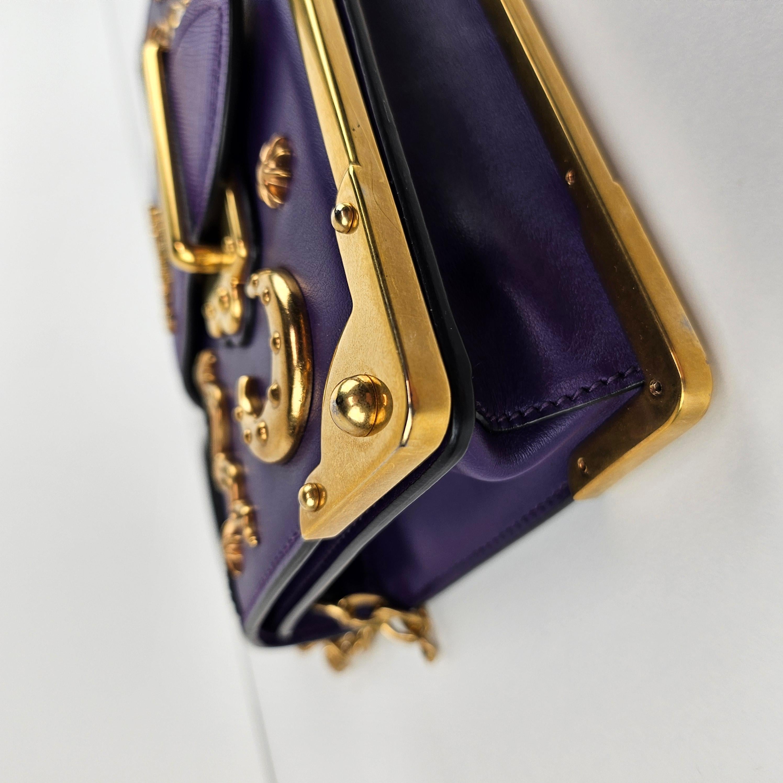 Prada - Petit sac à bandoulière en cuir violet Astrology Cahier en vente 2