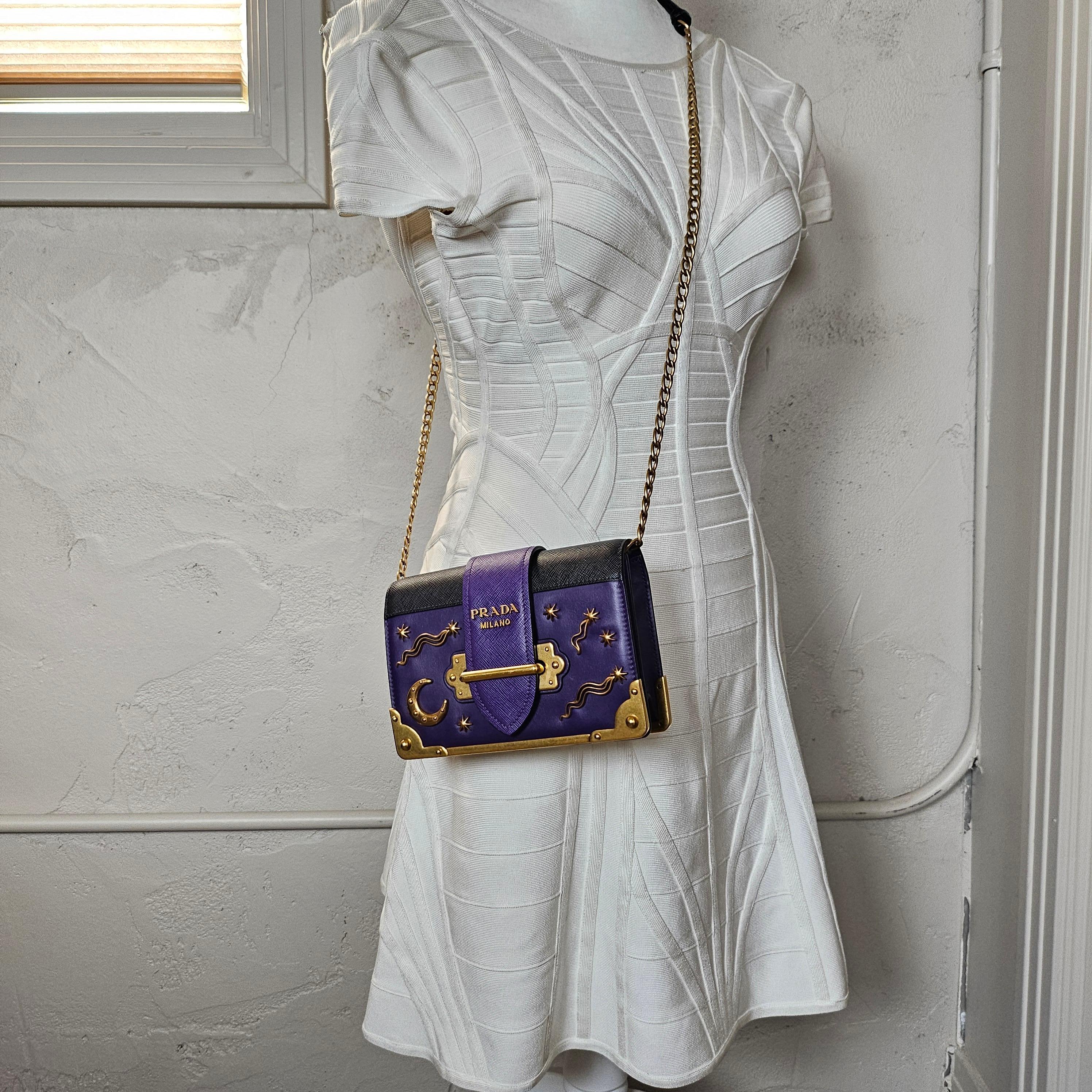 Prada - Petit sac à bandoulière en cuir violet Astrology Cahier en vente 3