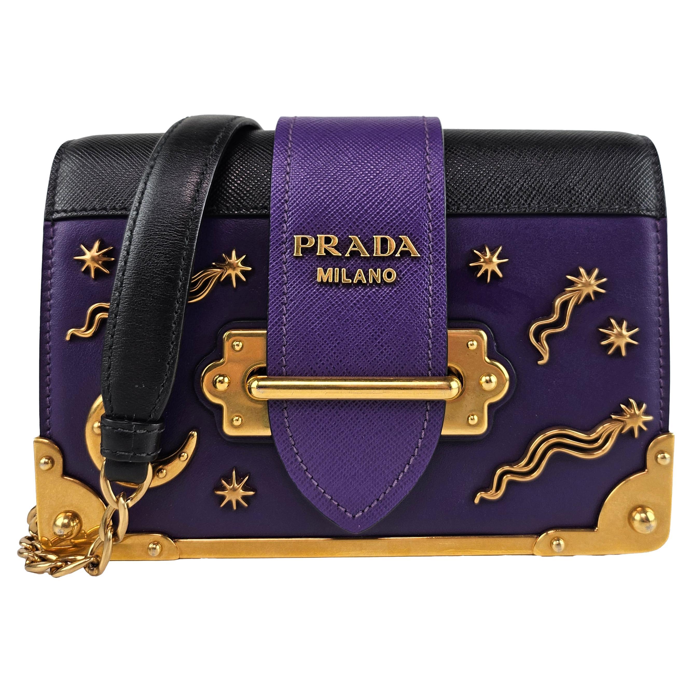 Prada - Petit sac à bandoulière en cuir violet Astrology Cahier en vente