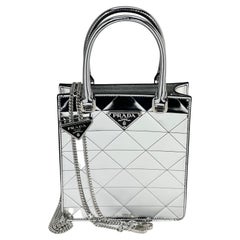 PRADA Kleine Metallic-Leder-Tragetasche