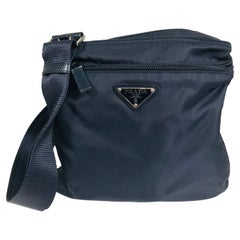 Prada kleine Nylon Crossbody Handtasche in Schwarz