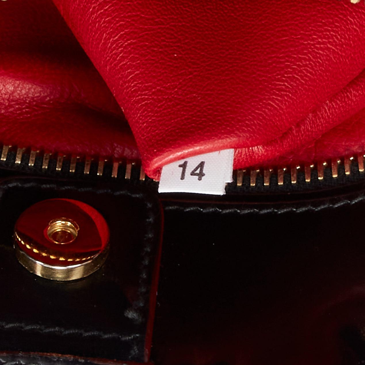 PRADA Parabole Spazzolato en cuir verni noir Fourre-tout à bord rouge en vente 7