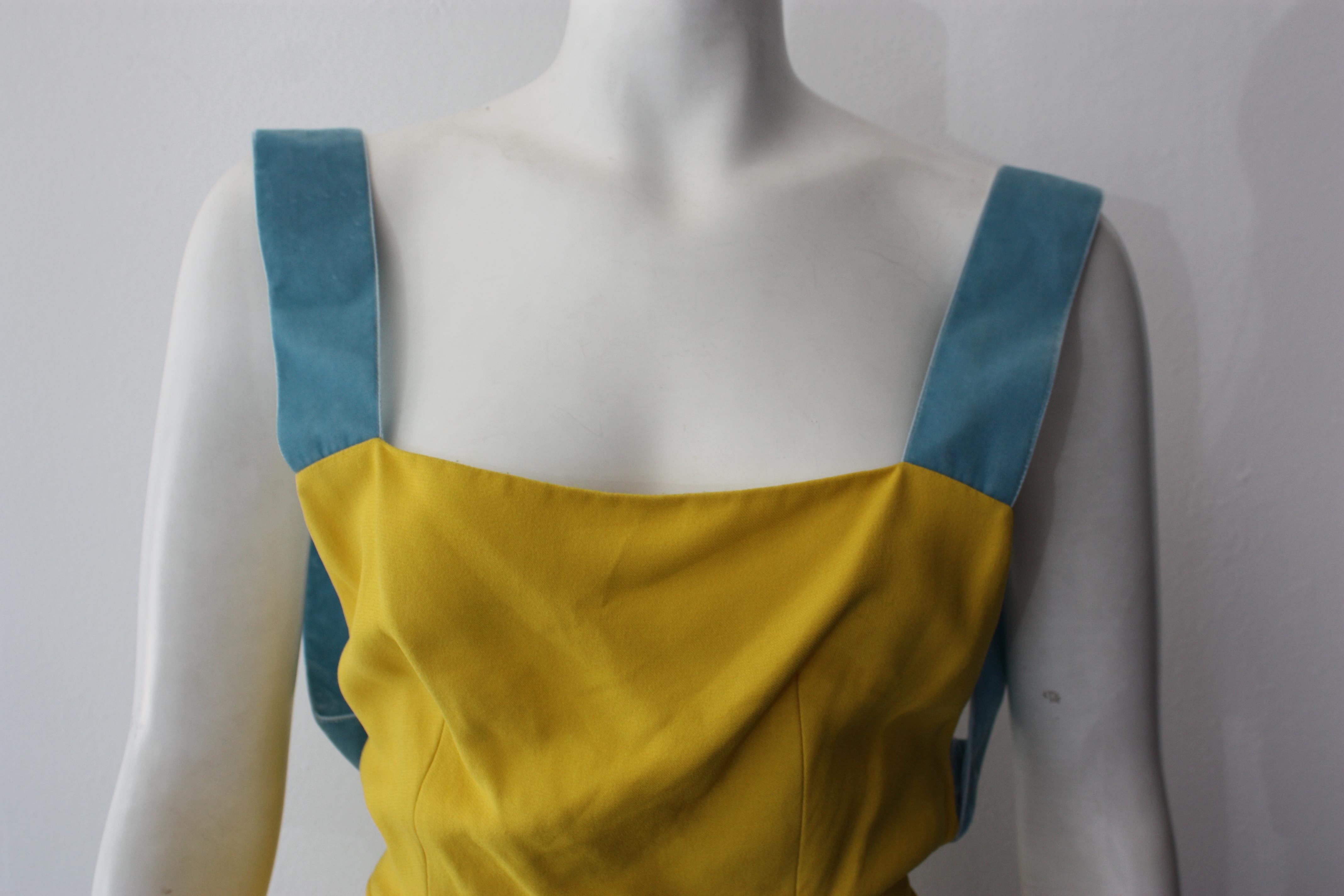Prada Special Edition gelbes Kleid mit blauen Samtträgern. Rückenbügel. Seitlicher Reißverschluss.

Größe 36
100% Viskose