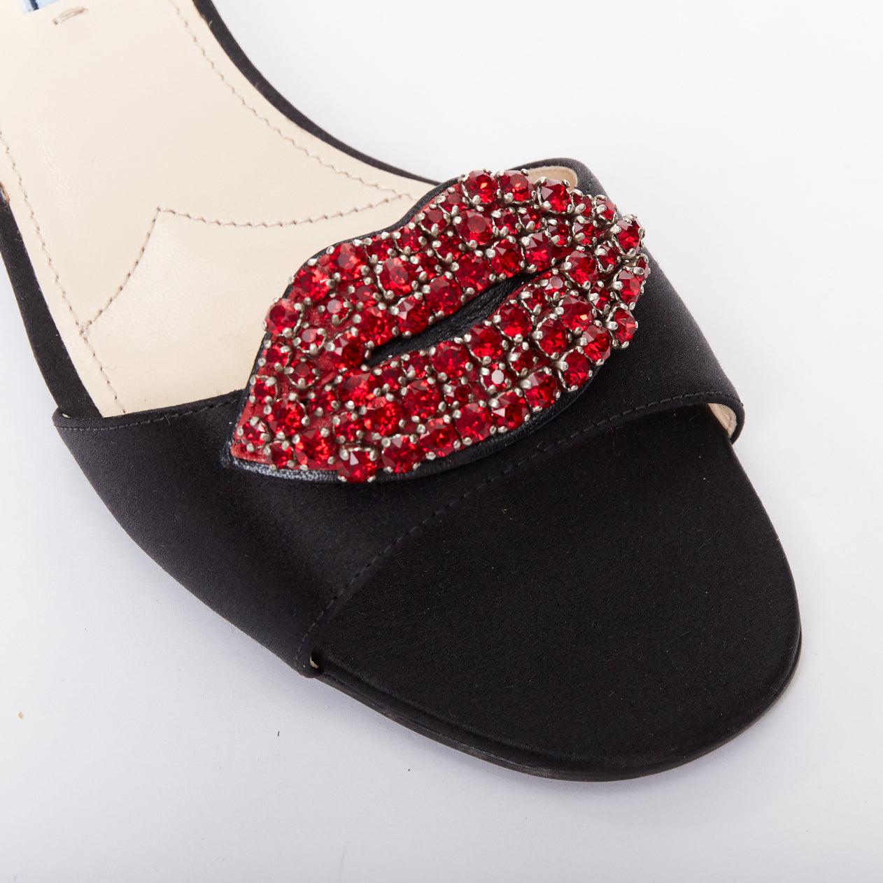 PRADA Special Edition rouge cristal lèvre noir satin bloc talons mules EU37.5
Référence : TGAS/F00229
Marque : Prada
Designer : Miuccia Prada
Collectional : Édition spéciale
Matière : Satin
Couleur : noir, rouge
Motif : Solide
Fermeture : Slip