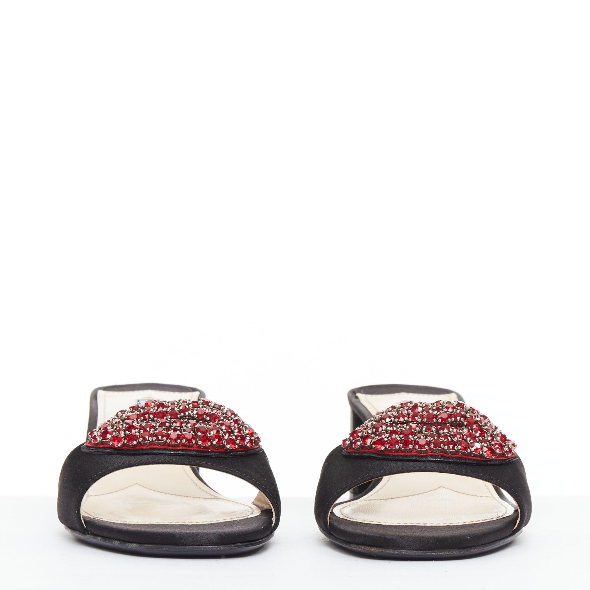 PRADA Special Edition rouge cristal lèvre noir satin bloc talons mules EU37.5 Excellent état - En vente à Hong Kong, NT