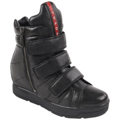 PRADA Sport A/W 2013 Schwarze Vitello-Leder-High-Top-Wedge-Turnschuhe mit drei Riemen