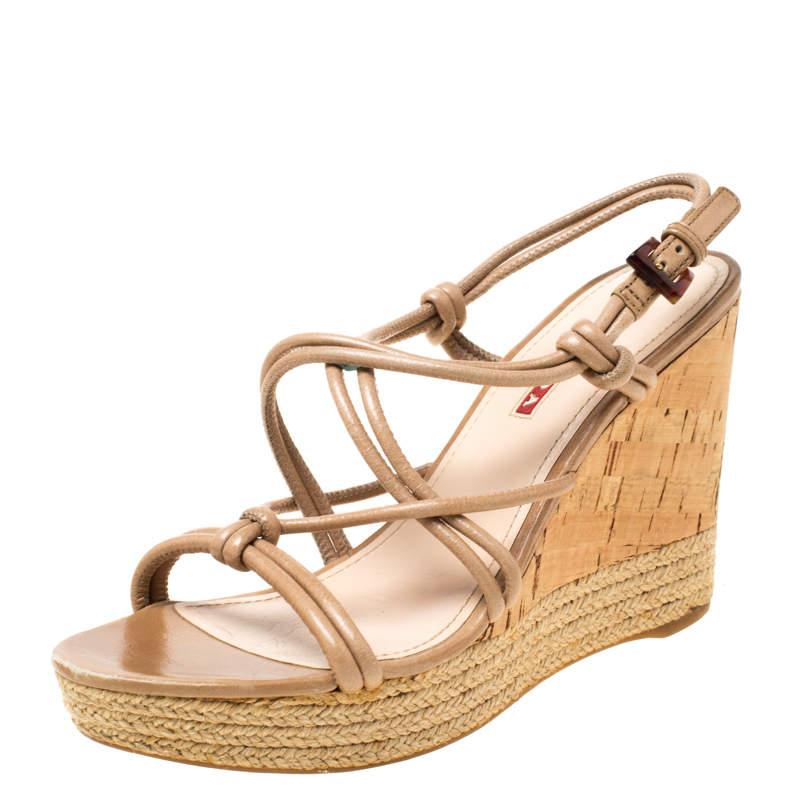 Sfoggia questi favolosi sandali di Prada Sport ed esci con stile. Sono dotate di cinturini in pelle, chiusure con fibbie e zeppe in sughero con finiture in espadrillas. Questi sandali beige sono un articolo di moda di alta gamma che devi possedere