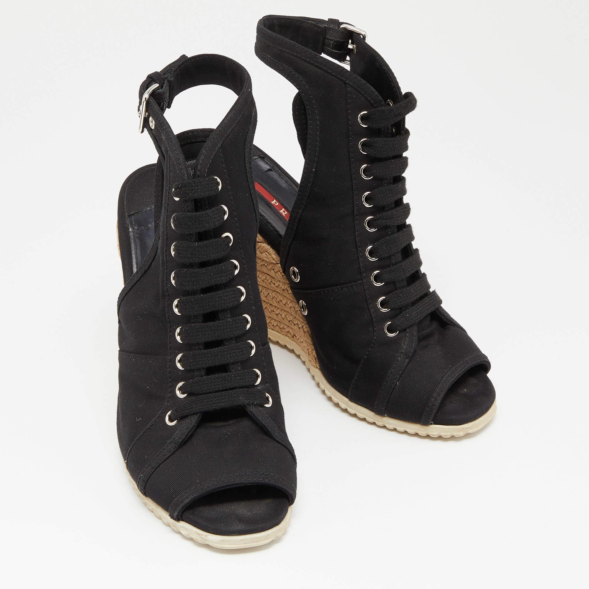 Prada Sport Sandalias de lona negra con alpargata y cuña tamaño 38.5 en Bueno estado para la venta en Dubai, Al Qouz 2