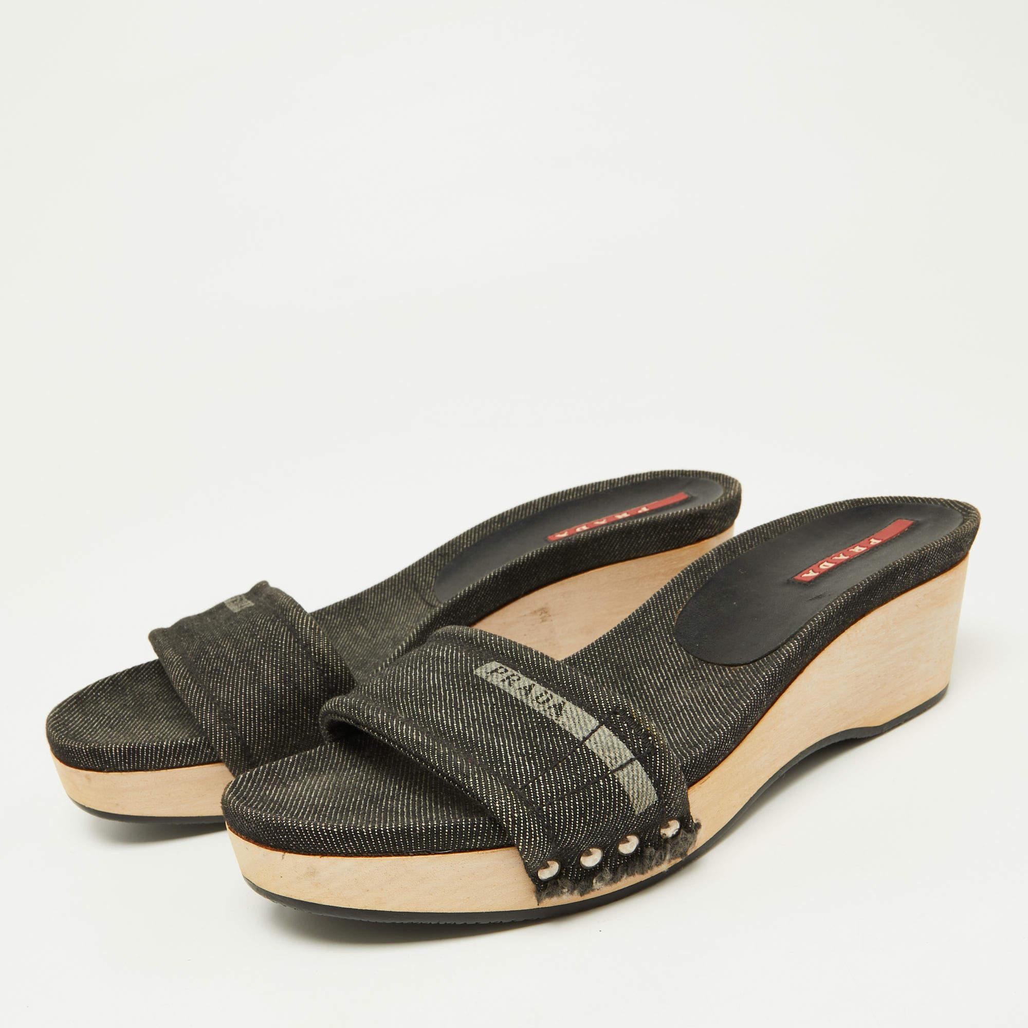 These sandals will frame your feet in an elegant manner. Crafted from quality materials they display a classy design and comfortable insoles.
