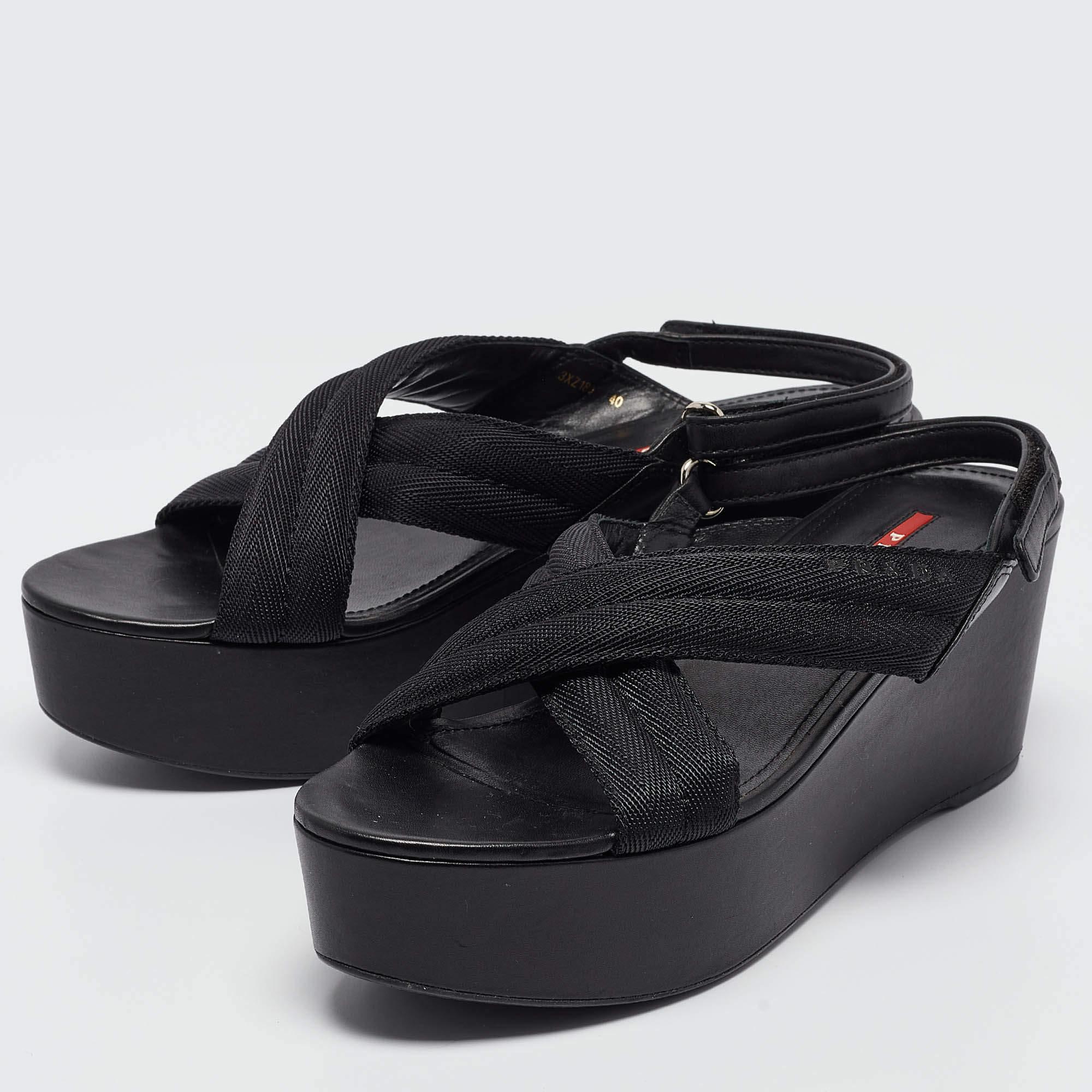 These sandals will frame your feet in an elegant manner. Crafted from quality materials they display a classy design and comfortable insoles.
