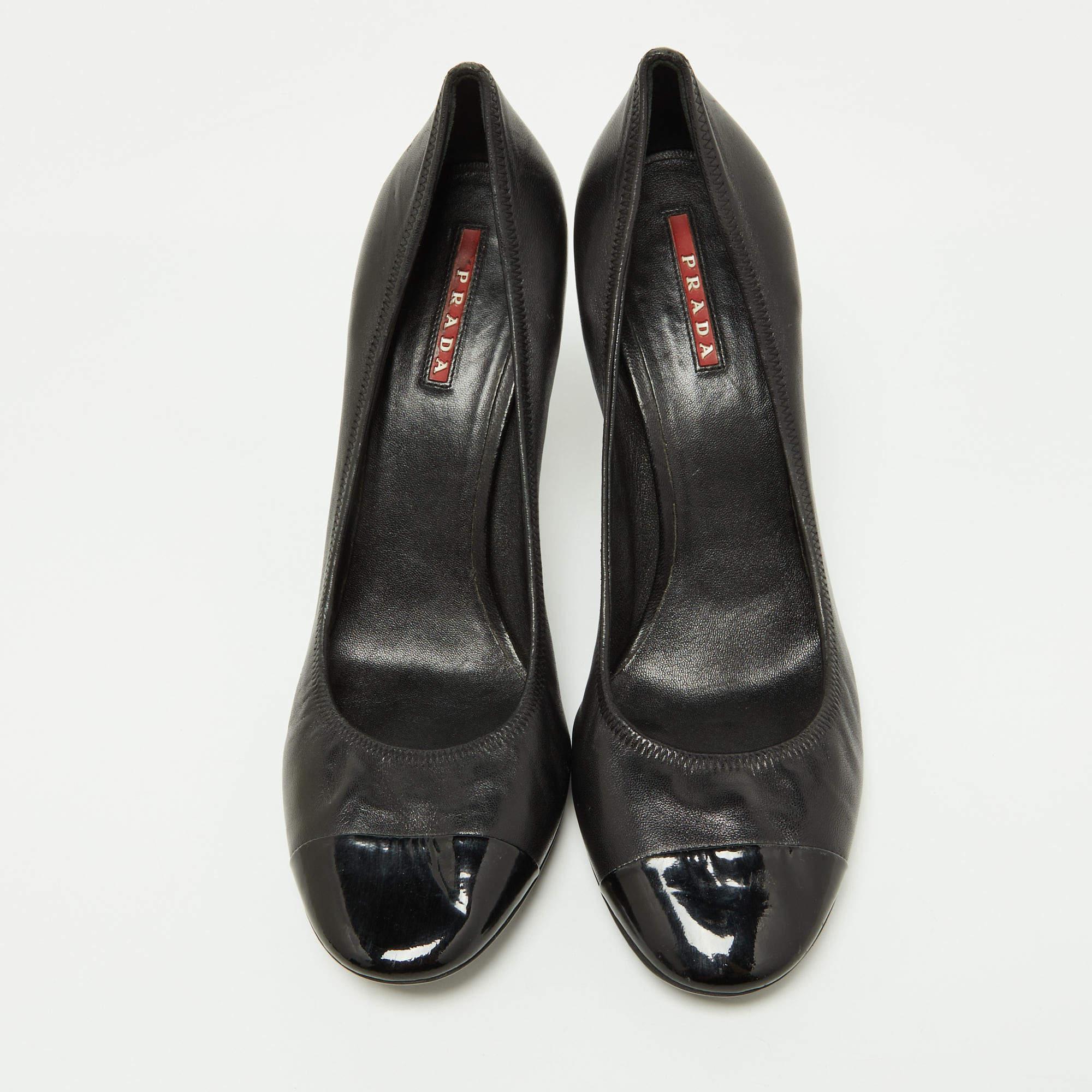 Prada Sport Schwarze Cap Toe Pumps aus Leder und Lackleder Größe 40 im Zustand „Relativ gut“ in Dubai, Al Qouz 2