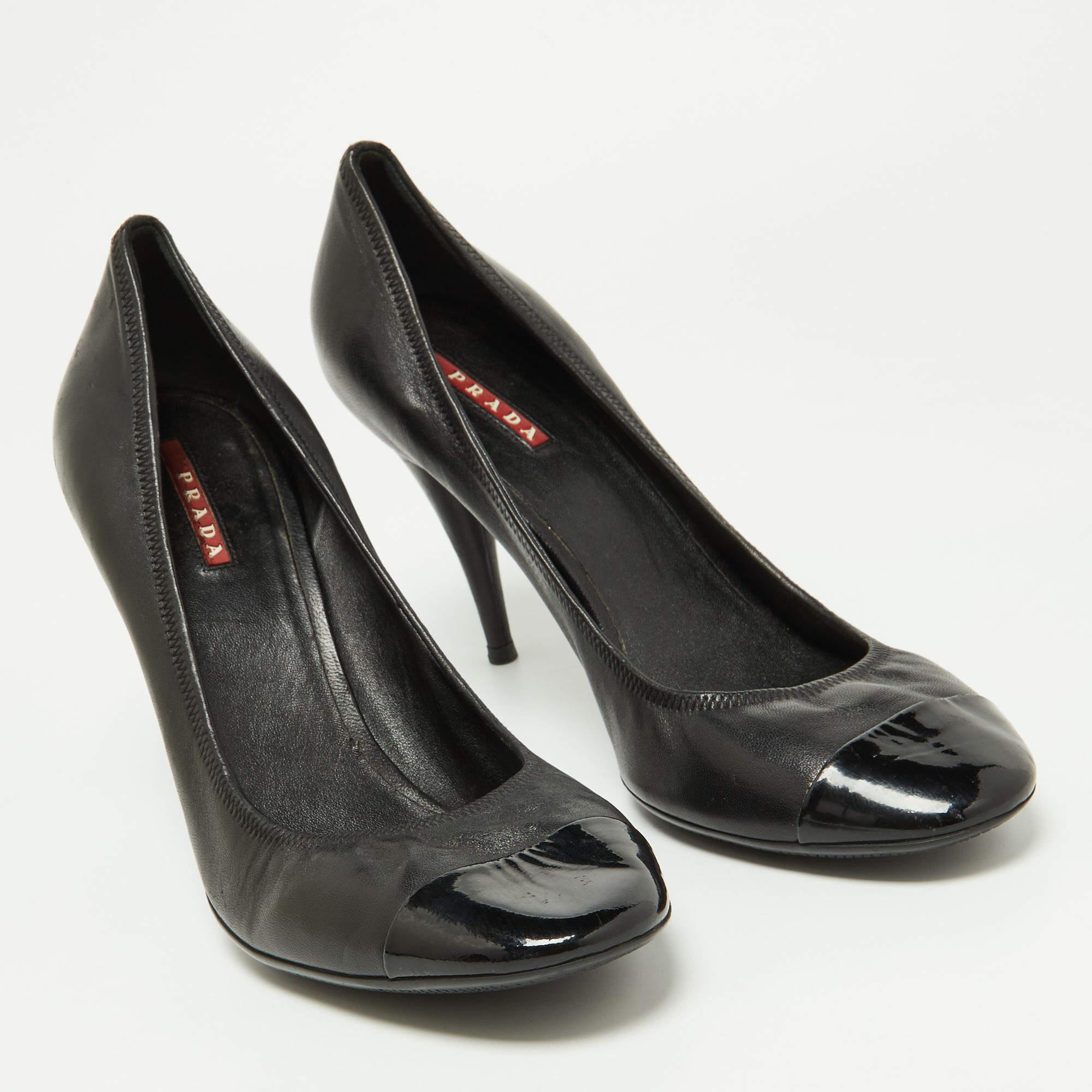 Prada Sport Schwarze Cap Toe Pumps aus Leder und Lackleder Größe 40 Damen