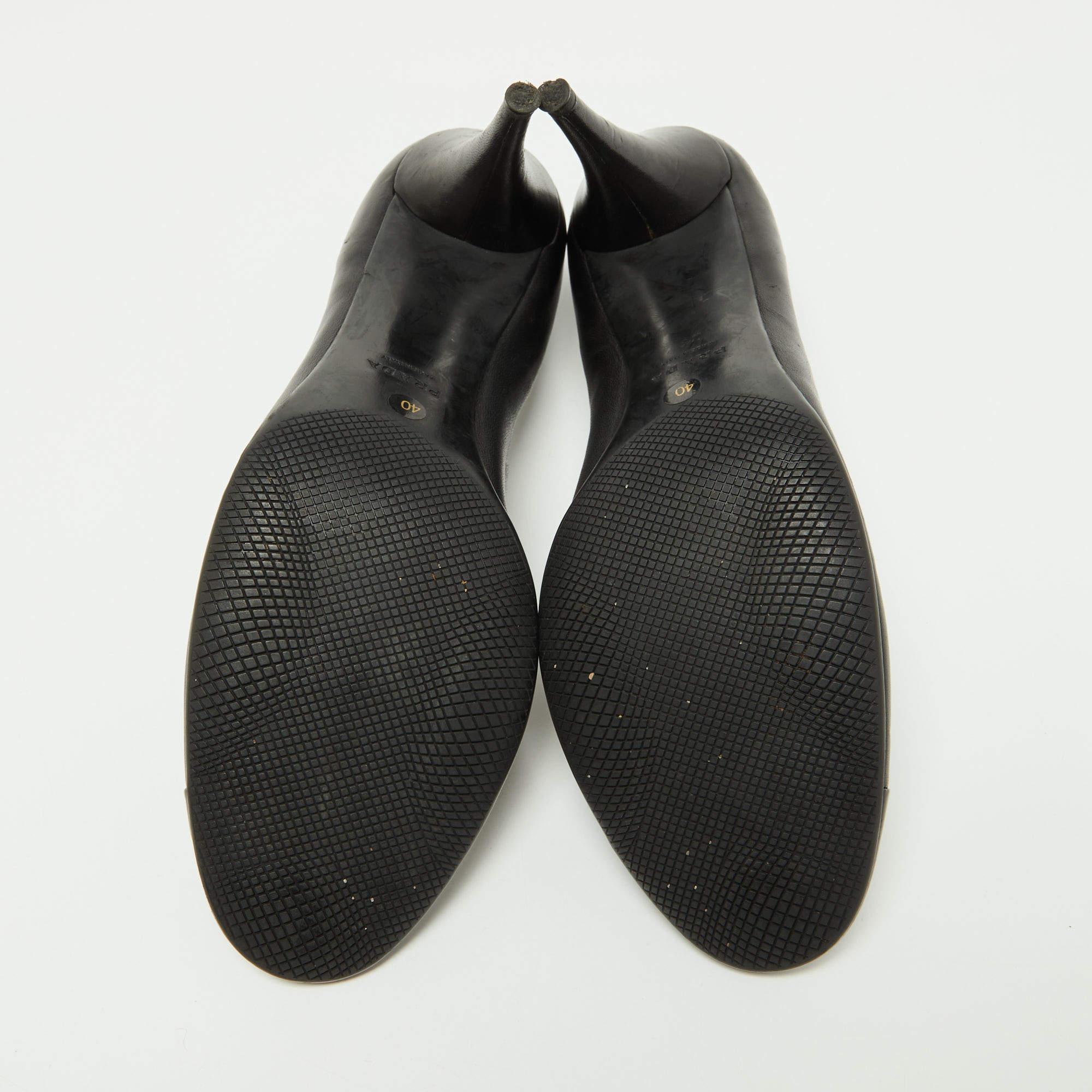 Prada Sport Schwarze Cap Toe Pumps aus Leder und Lackleder Größe 40 2