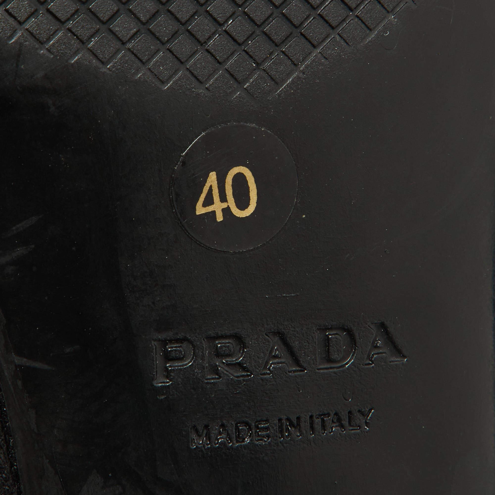 Prada Sport Schwarze Cap Toe Pumps aus Leder und Lackleder Größe 40 3