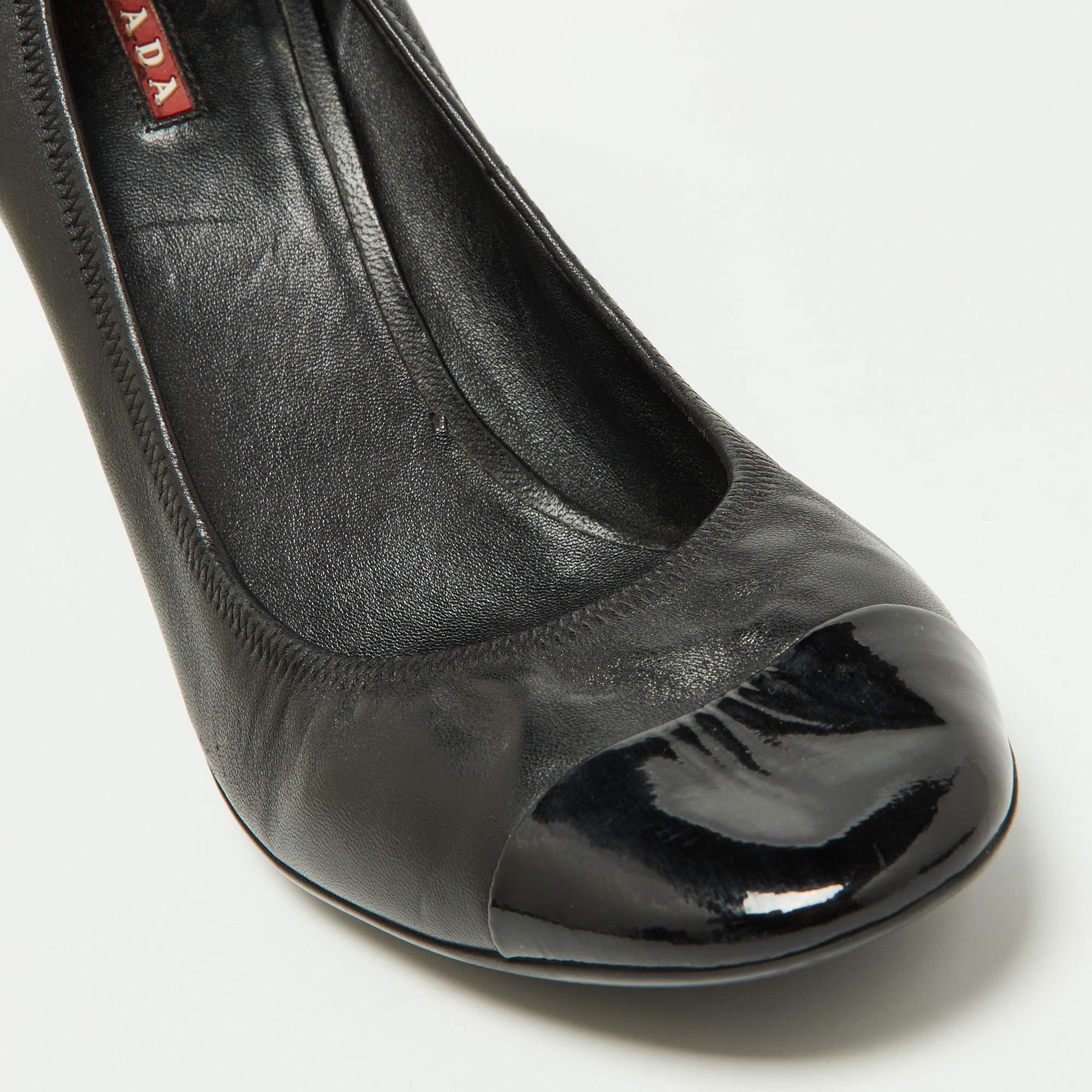 Prada Sport Schwarze Cap Toe Pumps aus Leder und Lackleder Größe 40 4