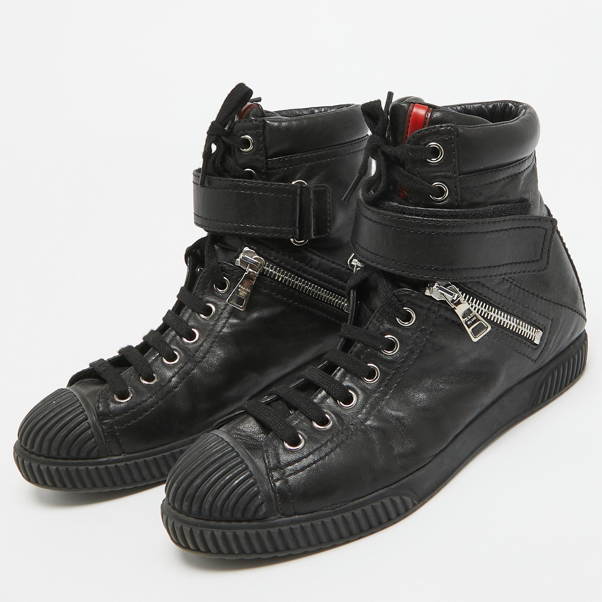 Designed to elevate your style quotient and give you comfort at the same time, these kicks are crafted using the best materials. Pair them with your casuals for a cool look.