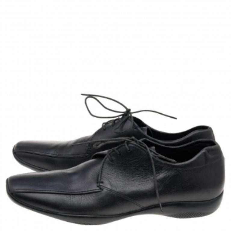 Give your outfit a luxe finish with these Prada Sport shoes. Diligently crafted from leather, they feature leather insoles and neat stitching. The shoes are supported by durable rubber soles.