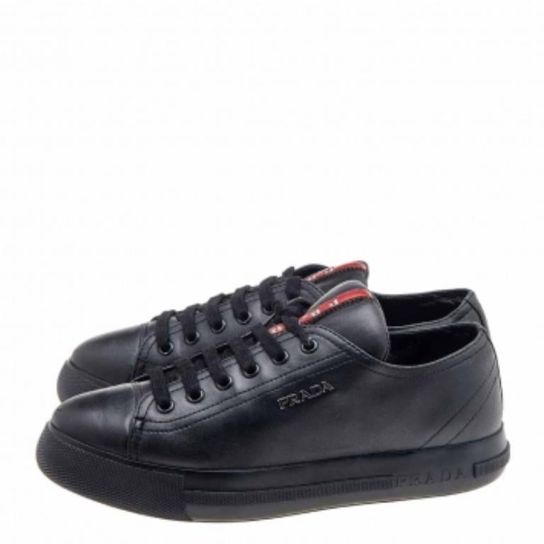 Prada Sport brings you these super stylish sneakers to elevate the appearance of your attire! They are crafted using black leather on the exterior. They exhibit lace-up fastenings, gunmetal-tone hardware, and a classic low-top profile. Walk with