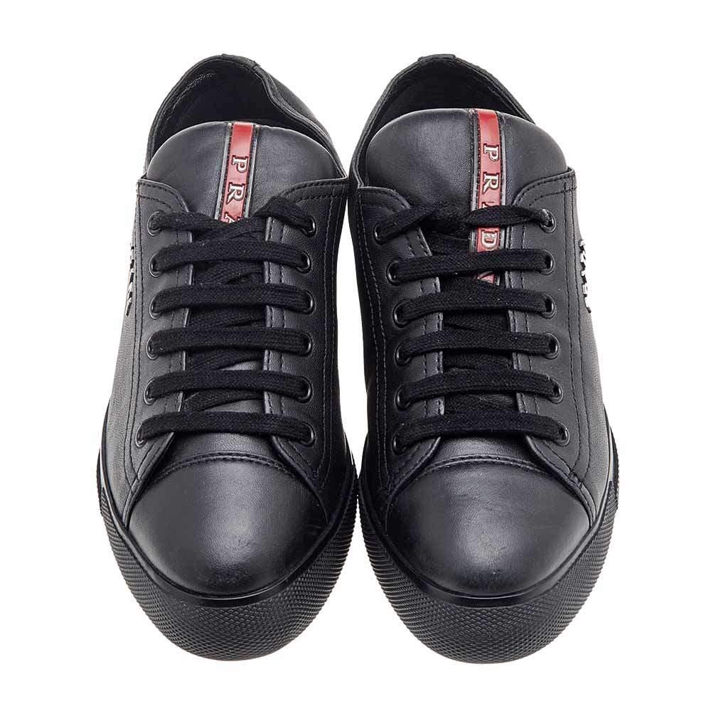 Prada Sport brings you these super stylish sneakers to elevate the appearance of your attire! They are crafted using black leather on the exterior. They exhibit lace-up fastenings, gunmetal-tone hardware, and a classic low-top profile. Walk with