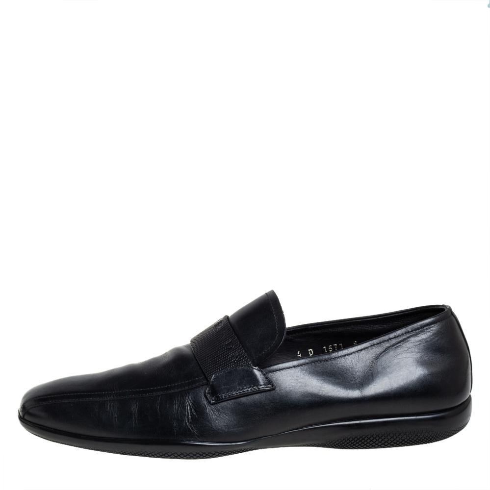 Elevate your formal looks with this pair of loafers from Prada Sport. Meticulously crafted from leather, they feature square toes, logo detailed straps on the vamps, and leather-lined comfortable insoles. Sleek and stylish, this slip-on pair is a