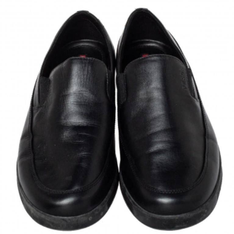 Prada Sport Black Leather Slip On Loafers Size 40 In Good Condition For Sale In Dubai, Al Qouz 2