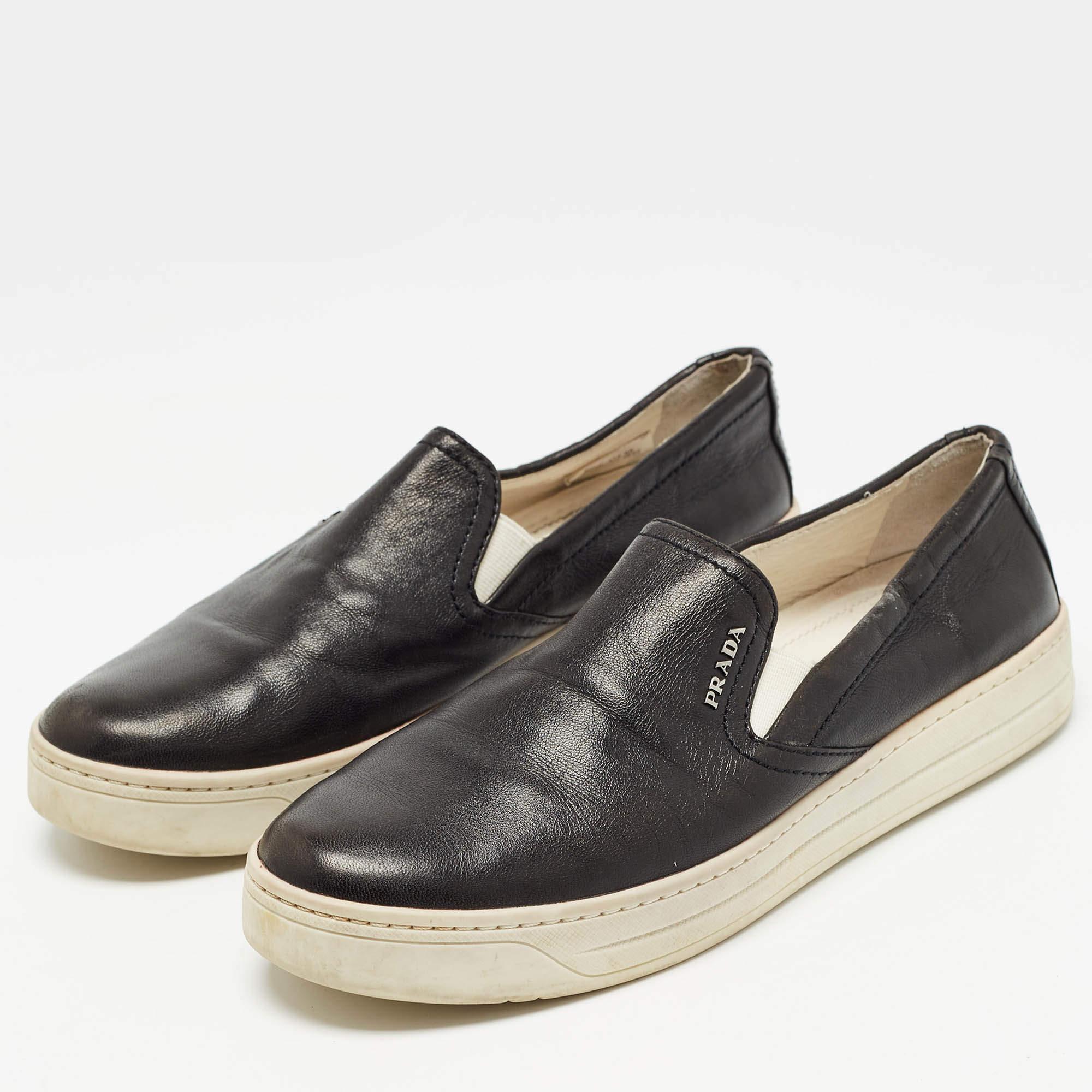 Give your outfit a luxe update with this pair of Prada Sport sneakers. The shoes are sewn perfectly to help you make a statement in them for a long time.