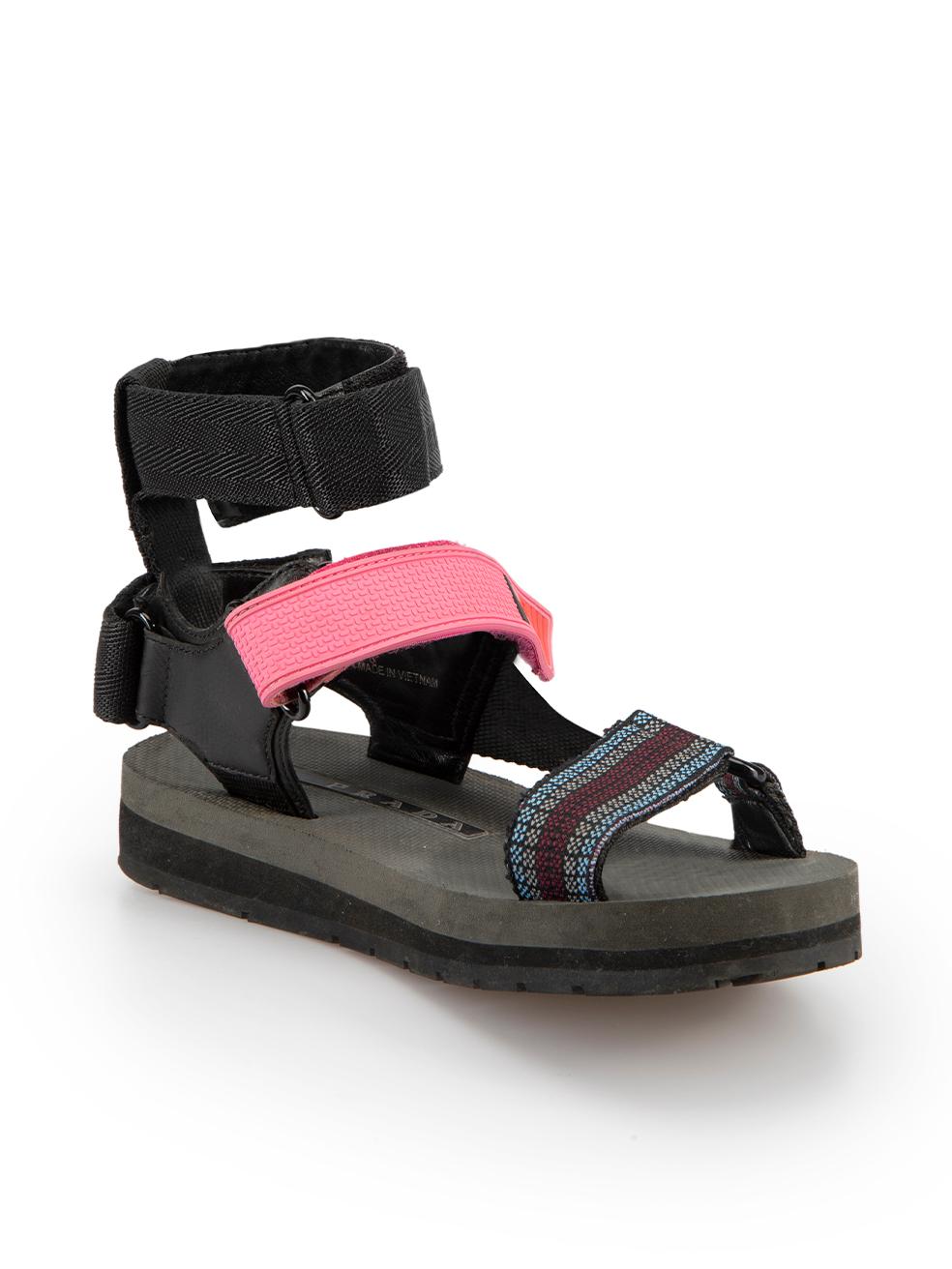 CONDITION is Good. Minor wear to sandals is evident. Light wear to sole and straps with scuff marks on this used Prada Sport designer resale item. 



Details


Black

Cloth textile

Sandals

Open toe

Geometric patterned straps

Flat heel

Double