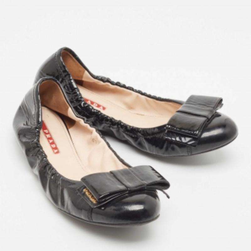 Prada Sport Bailarinas de charol negro con lazo talla 36.5 en Bueno estado para la venta en Dubai, Al Qouz 2