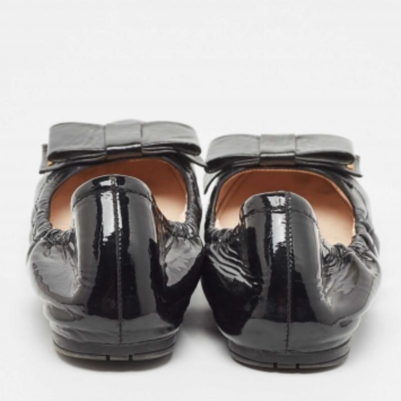 Prada Sport Bailarinas de charol negro con lazo talla 36.5 en venta 2