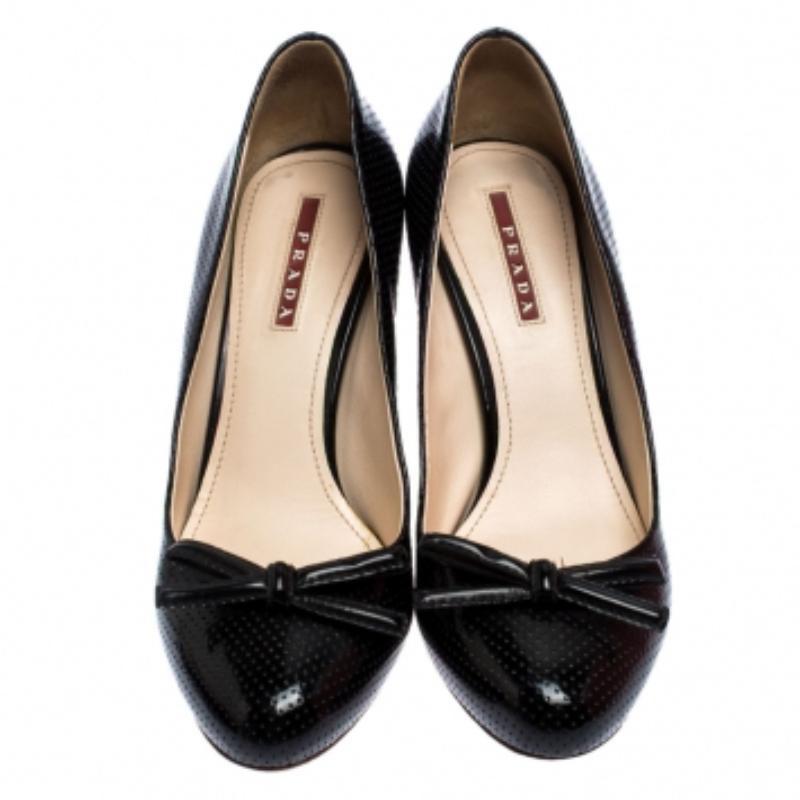 Noir Prada Sport Escarpins en cuir perforé noir avec nœud et talon en bois Taille 38 en vente