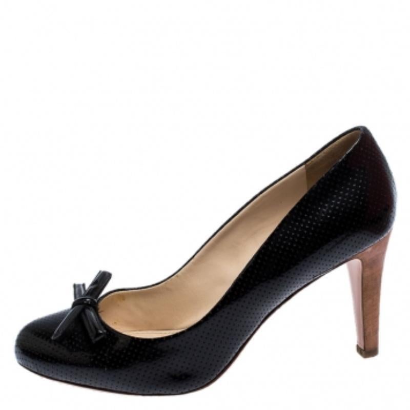 Prada Sport Escarpins en cuir perforé noir avec nœud et talon en bois Taille 38 en vente
