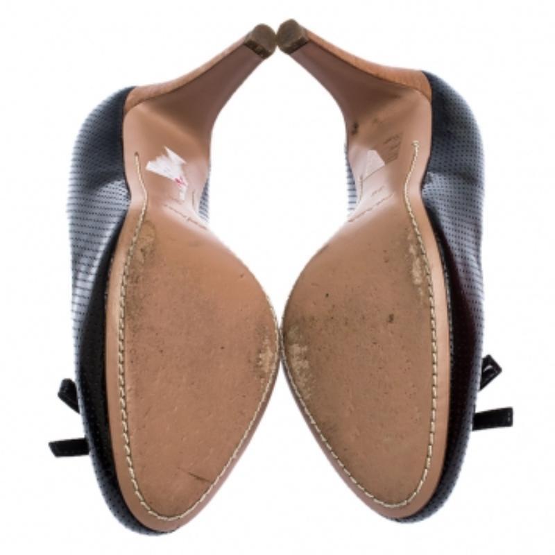 Prada Sport Escarpins en cuir perforé noir avec nœud et talon en bois Taille 38 en vente 2
