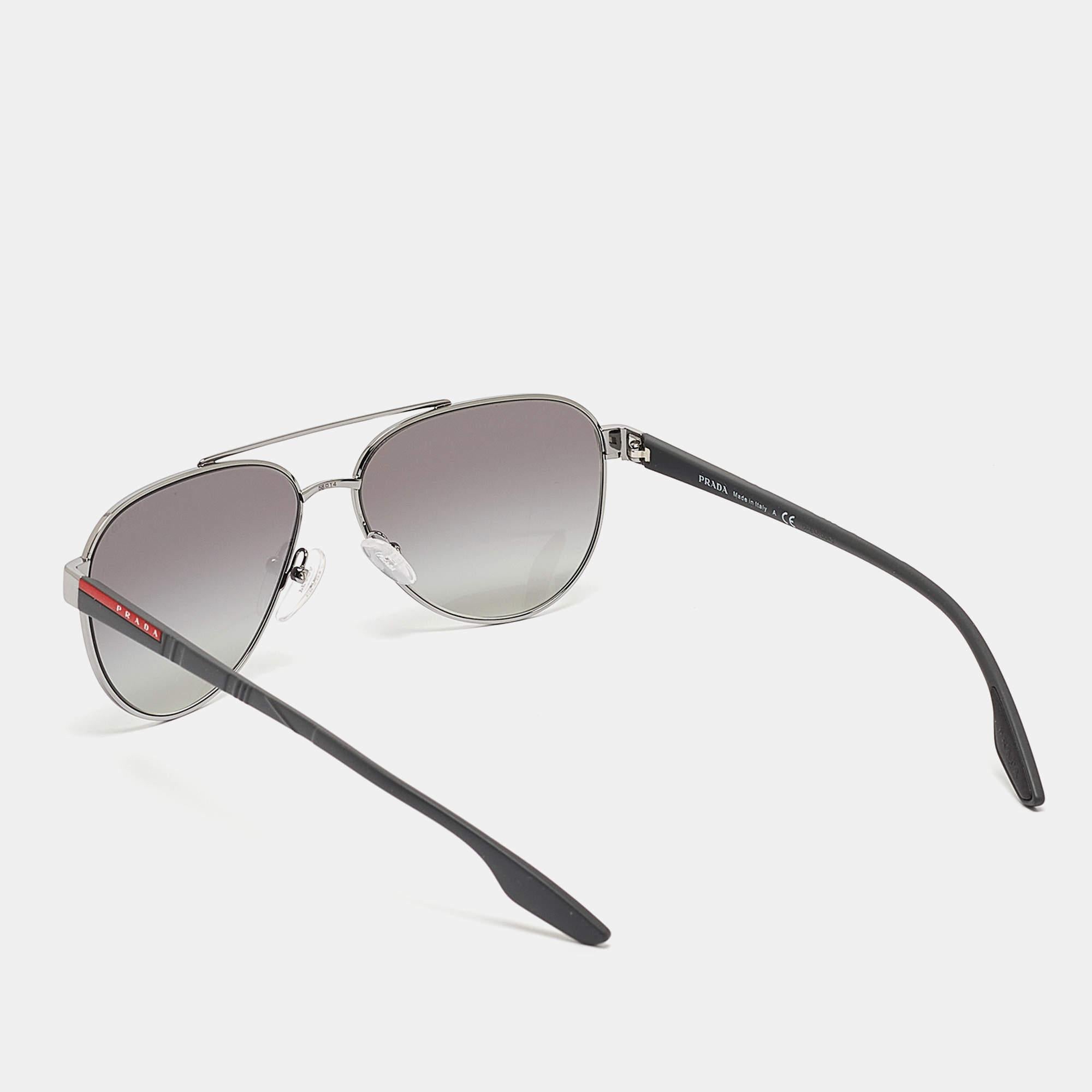 Profitez des journées ensoleillées avec style grâce à cette paire de lunettes de soleil signée Prada Sport. Créées avec expertise, ces lunettes de soleil de luxe sont dotées d'une monture bien conçue et de verres de qualité supérieure qui sont